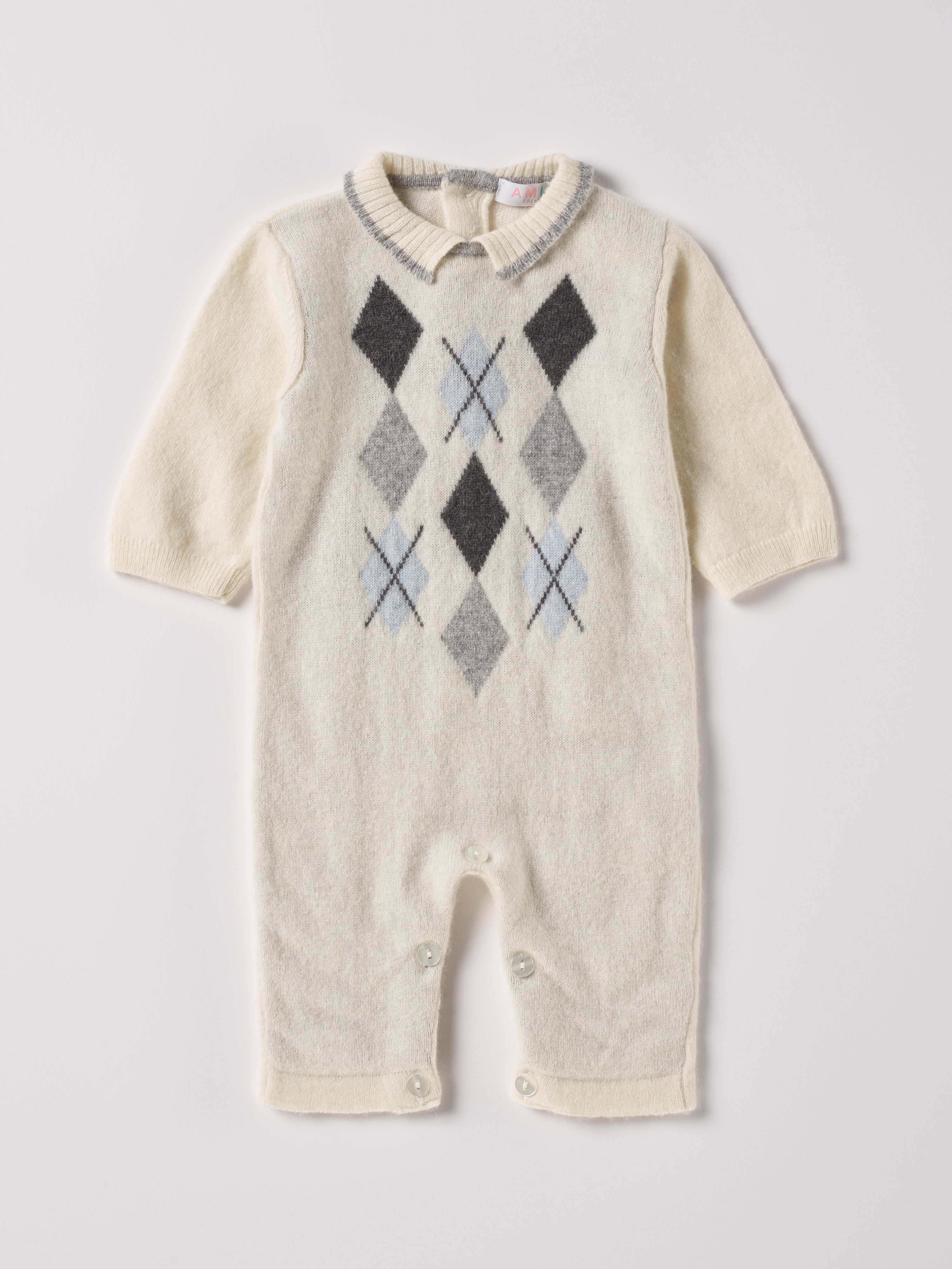 Der weiche und wärmespendende Overall von AMIO Firenze ist der perfekte Begleiter für die kalte Jahreszeit. Vielseitig kombinierbar und aufgrund der Materialzusammensetzung strapazierfähig für den Alltag. Das eingewebte Argyle-Muster verleiht dem Strickoverall einen klassischen Look. Maximaler Tragekomfort, gepaart mit einer herausragenden Passform.

Höchste Qualität, bestes Preis-Leistungs-Verhältnis MADE IN ITALY.