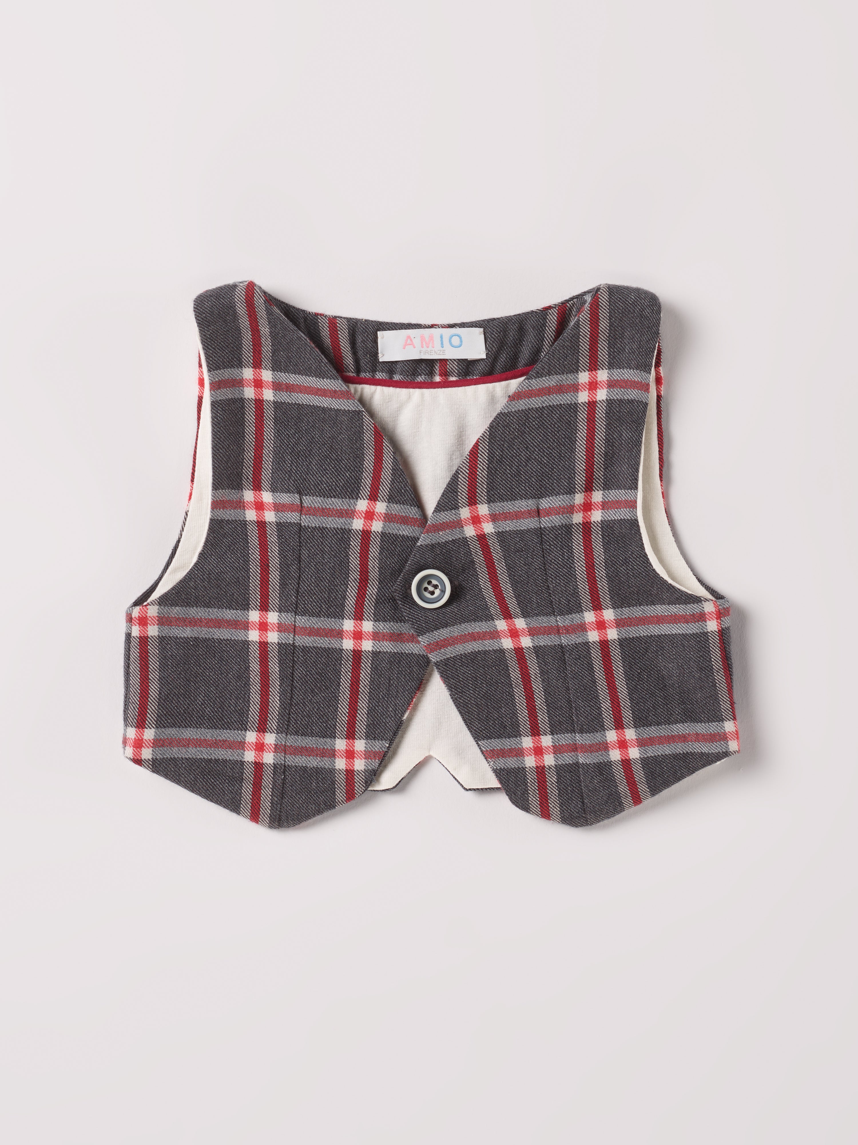 Diese klassische karrierte Weste, gefertigt aus 100% Baumwolle, ist weich und bietet einen hohen Tragekomfort. Ein&nbsp;AMIO Firenze Must-Have für jede Grundausstattung.

Höchste Qualität, bestes Preis-Leistungs-Verhältnis MADE IN ITALY.