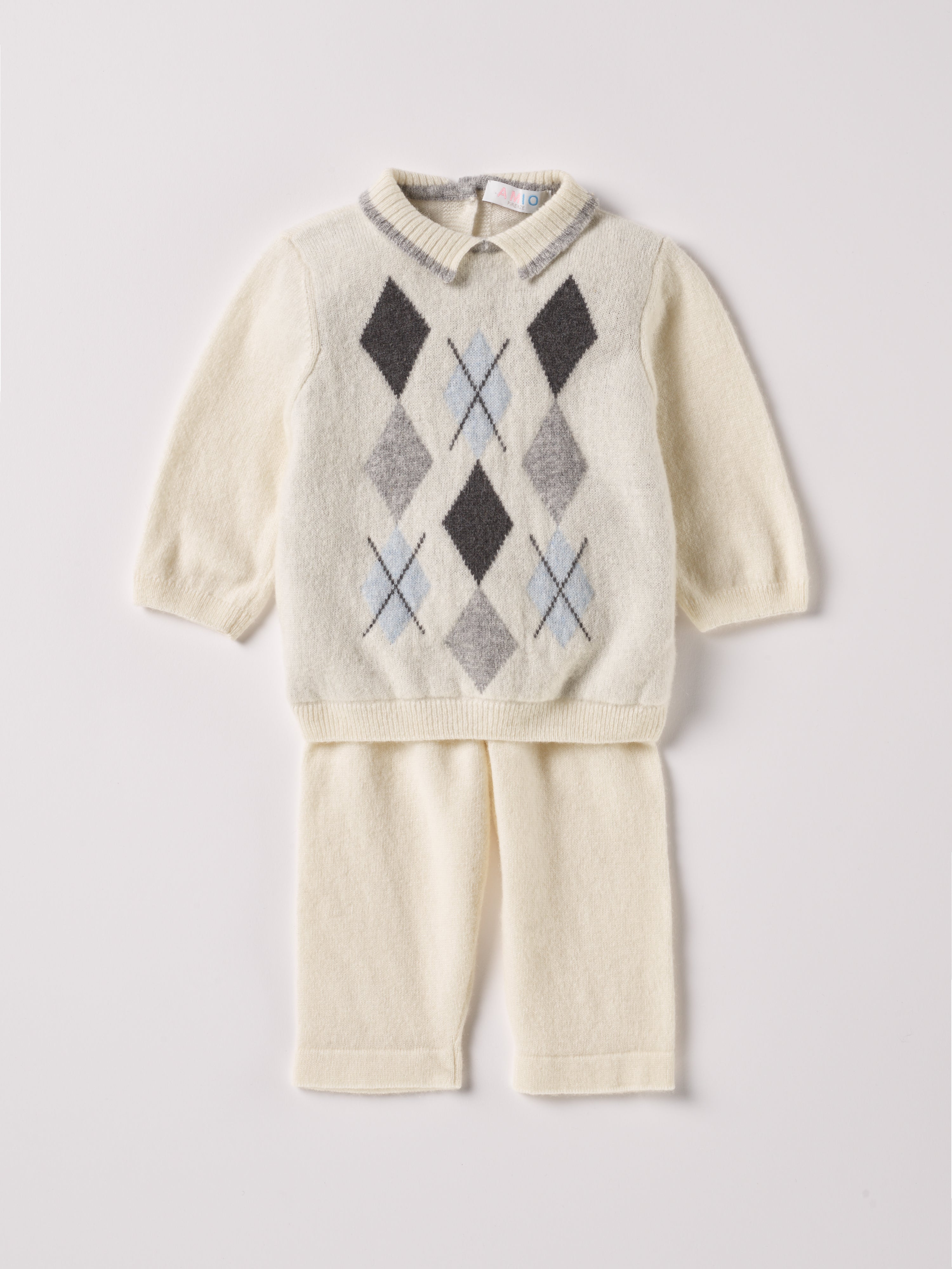 Der weiche und wärmespendende Zweiteiler von AMIO Firenze ist der perfekte Begleiter für die kalte Jahreszeit. Das Set aus Hose und Pullover ist vielseitig kombinierbar und aufgrund der Materialzusammensetzung strapazierfähig für den Alltag. Das eingewebte Argyle-Muster und die flachen Perlmuttknöpfe auf der Rückseite verleihen dem Strickoverall einen klassischen Look. Maximaler Tragekomfort, gepaart mit einer herausragenden Passform.

Höchste Qualität, bestes Preis-Leistungs-Verhältnis MADE IN ITALY.