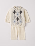 Der weiche und wärmespendende Zweiteiler von AMIO Firenze ist der perfekte Begleiter für die kalte Jahreszeit. Das Set aus Hose und Pullover ist vielseitig kombinierbar und aufgrund der Materialzusammensetzung strapazierfähig für den Alltag. Das eingewebte Argyle-Muster und die flachen Perlmuttknöpfe auf der Rückseite verleihen dem Strickoverall einen klassischen Look. Maximaler Tragekomfort, gepaart mit einer herausragenden Passform.

Höchste Qualität, bestes Preis-Leistungs-Verhältnis MADE IN ITALY.