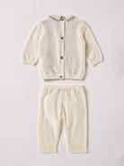 Der weiche und wärmespendende Zweiteiler von AMIO Firenze ist der perfekte Begleiter für die kalte Jahreszeit. Das Set aus Hose und Pullover ist vielseitig kombinierbar und aufgrund der Materialzusammensetzung strapazierfähig für den Alltag. Das eingewebte Argyle-Muster und die flachen Perlmuttknöpfe auf der Rückseite verleihen dem Strickoverall einen klassischen Look. Maximaler Tragekomfort, gepaart mit einer herausragenden Passform.

Höchste Qualität, bestes Preis-Leistungs-Verhältnis MADE IN ITALY.