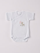 Der kurzarmige Wickelbody mit Reh-Print, gefertigt aus 100% Baumwolle, hat eine perfekte Passform. Kundinnen und Kunden vertrauen auf unseren Schnitt, da dieses Modell ein unkompliziertes und schnelles Anziehen ermöglicht. Die "flanellartige" Innenseite wurde speziell für zarte Kinderhaut konzipiert und bietet ein besonders sanftes Trageerlebnis. Ein großer Vorteil der flanellartigen Innenseite ist, dass die Kinder weniger schwitzen. Ein AMIO Firenze Must-Have für jede Grundausstattung.