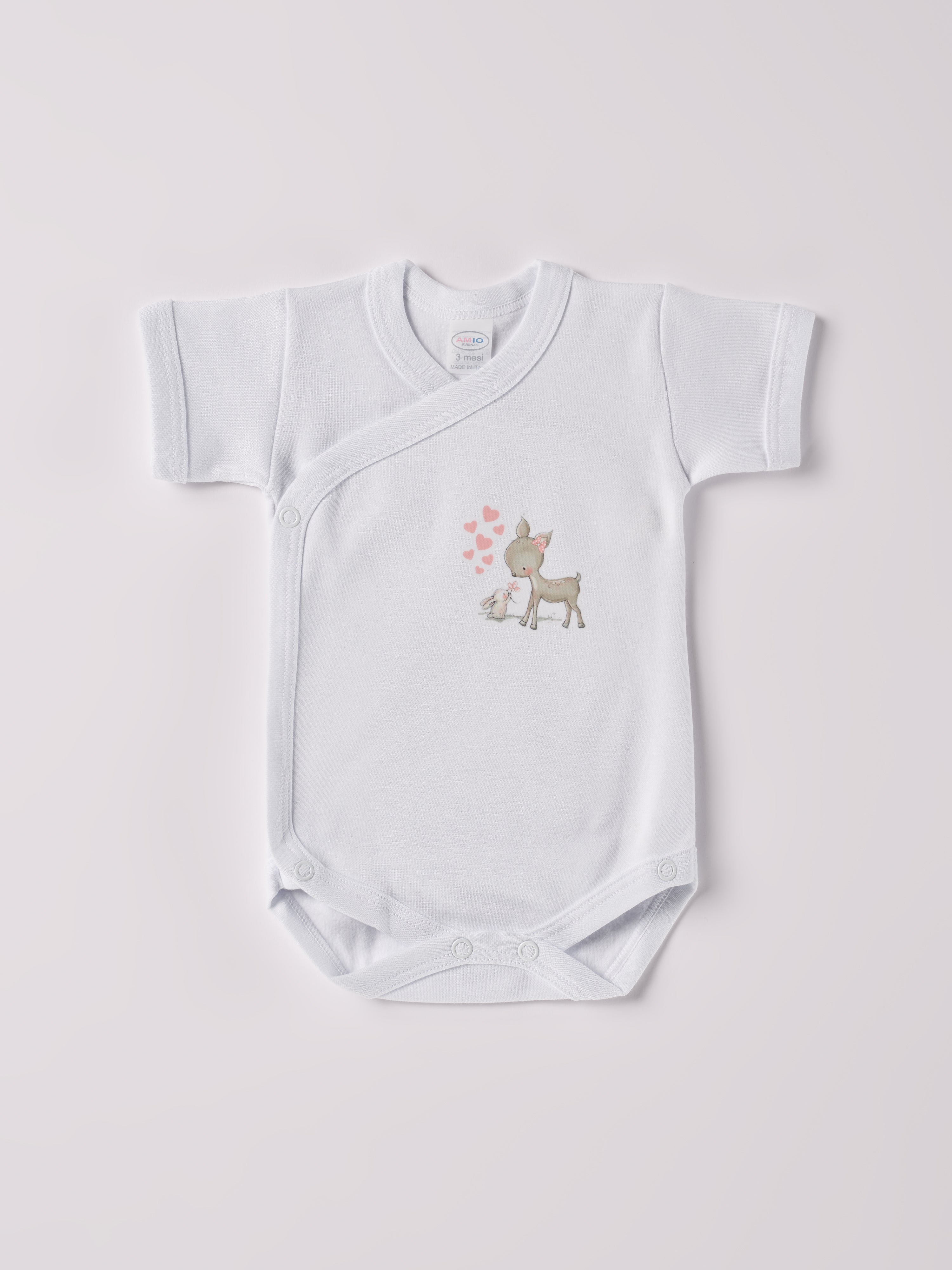 Der kurzarmige Wickelbody mit Reh-Print, gefertigt aus 100% Baumwolle, hat eine perfekte Passform. Kundinnen und Kunden vertrauen auf unseren Schnitt, da dieses Modell ein unkompliziertes und schnelles Anziehen ermöglicht. Die "flanellartige" Innenseite wurde speziell für zarte Kinderhaut konzipiert und bietet ein besonders sanftes Trageerlebnis. Ein großer Vorteil der flanellartigen Innenseite ist, dass die Kinder weniger schwitzen. Ein AMIO Firenze Must-Have für jede Grundausstattung.