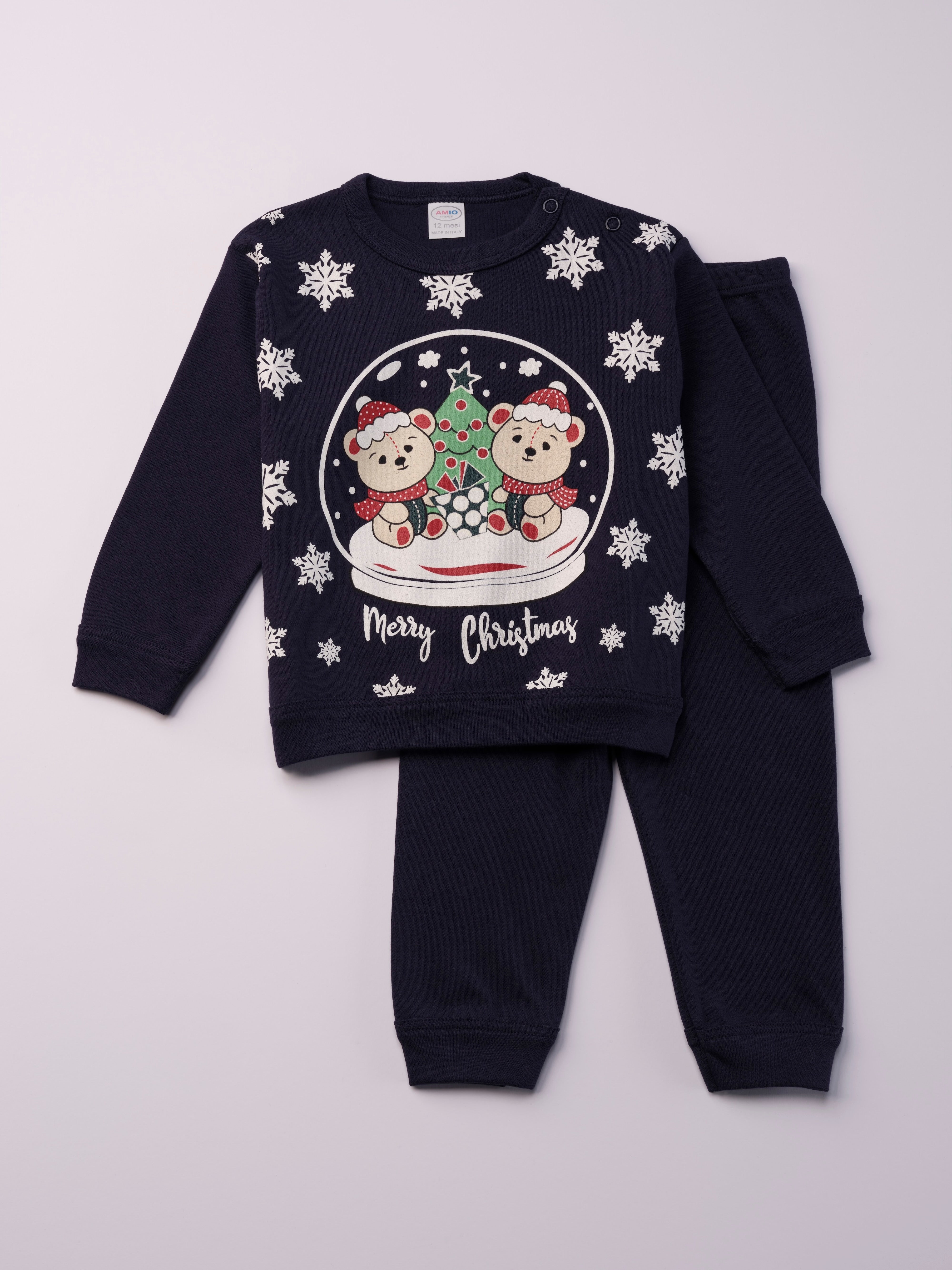 Für ruhige Nächte und gemütliche Morgenstunden. Dieser dunkelblaue Pyjama für Babys & Kinder von 12 Monaten bis 3 Jahren besteht aus hochwertiger organischer Baumwolle und ist innen sanft angeraut. Das weiche Innenflanell sorgt für ein besonders angenehmes Tragegefühl und hält warm, ohne zu überhitzen. Gefertigt in Italien aus Stoffen italienischer Produktion – mit einem klaren Anspruch an Qualität, Langlebigkeit und kindgerechtem Komfort. Das verspielte Design bereichert die Vorweihnachtszeit.