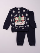 Für ruhige Nächte und gemütliche Morgenstunden. Dieser dunkelblaue Pyjama für Babys & Kinder von 12 Monaten bis 3 Jahren besteht aus hochwertiger organischer Baumwolle und ist innen sanft angeraut. Das weiche Innenflanell sorgt für ein besonders angenehmes Tragegefühl und hält warm, ohne zu überhitzen. Gefertigt in Italien aus Stoffen italienischer Produktion – mit einem klaren Anspruch an Qualität, Langlebigkeit und kindgerechtem Komfort. Das verspielte Design bereichert die Vorweihnachtszeit.
