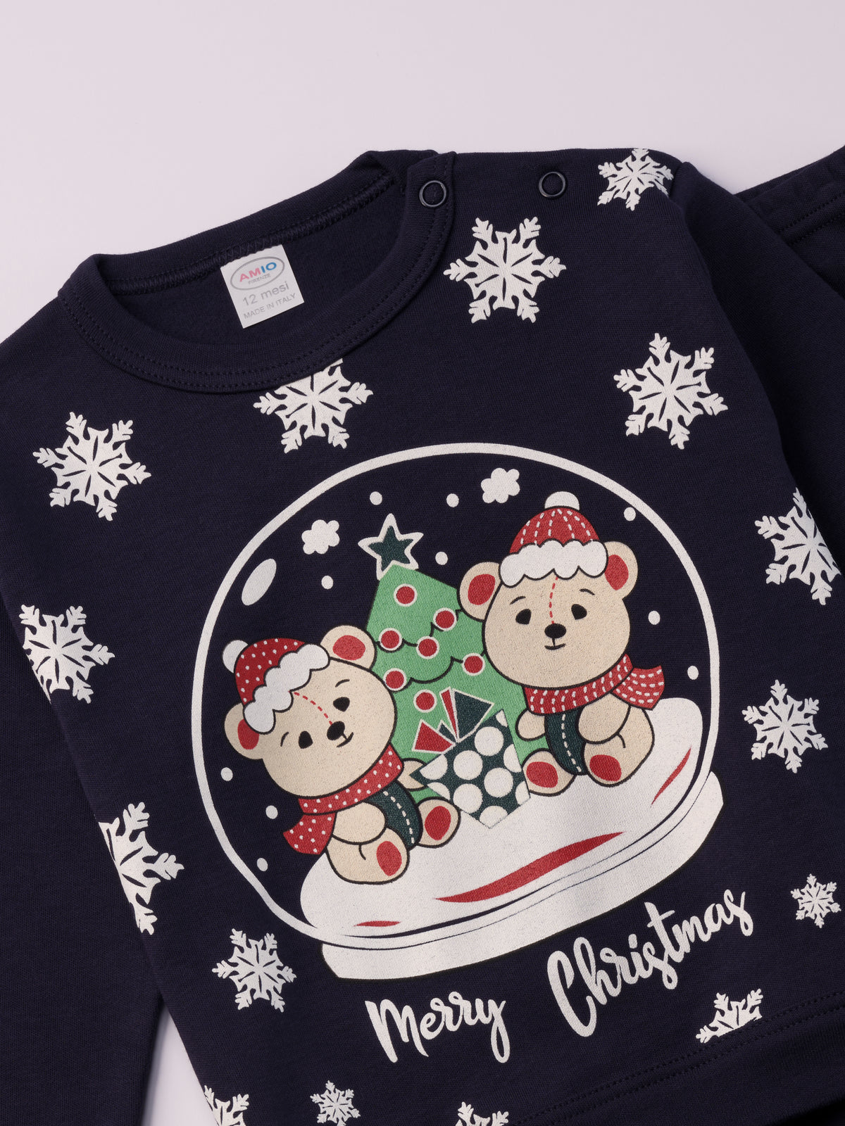 Für ruhige Nächte und gemütliche Morgenstunden. Dieser dunkelblaue Pyjama für Babys & Kinder von 12 Monaten bis 3 Jahren besteht aus hochwertiger organischer Baumwolle und ist innen sanft angeraut. Das weiche Innenflanell sorgt für ein besonders angenehmes Tragegefühl und hält warm, ohne zu überhitzen. Gefertigt in Italien aus Stoffen italienischer Produktion – mit einem klaren Anspruch an Qualität, Langlebigkeit und kindgerechtem Komfort. Das verspielte Design bereichert die Vorweihnachtszeit.