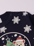 Für ruhige Nächte und gemütliche Morgenstunden. Dieser dunkelblaue Pyjama für Babys & Kinder von 12 Monaten bis 3 Jahren besteht aus hochwertiger organischer Baumwolle und ist innen sanft angeraut. Das weiche Innenflanell sorgt für ein besonders angenehmes Tragegefühl und hält warm, ohne zu überhitzen. Gefertigt in Italien aus Stoffen italienischer Produktion – mit einem klaren Anspruch an Qualität, Langlebigkeit und kindgerechtem Komfort. Das verspielte Design bereichert die Vorweihnachtszeit.