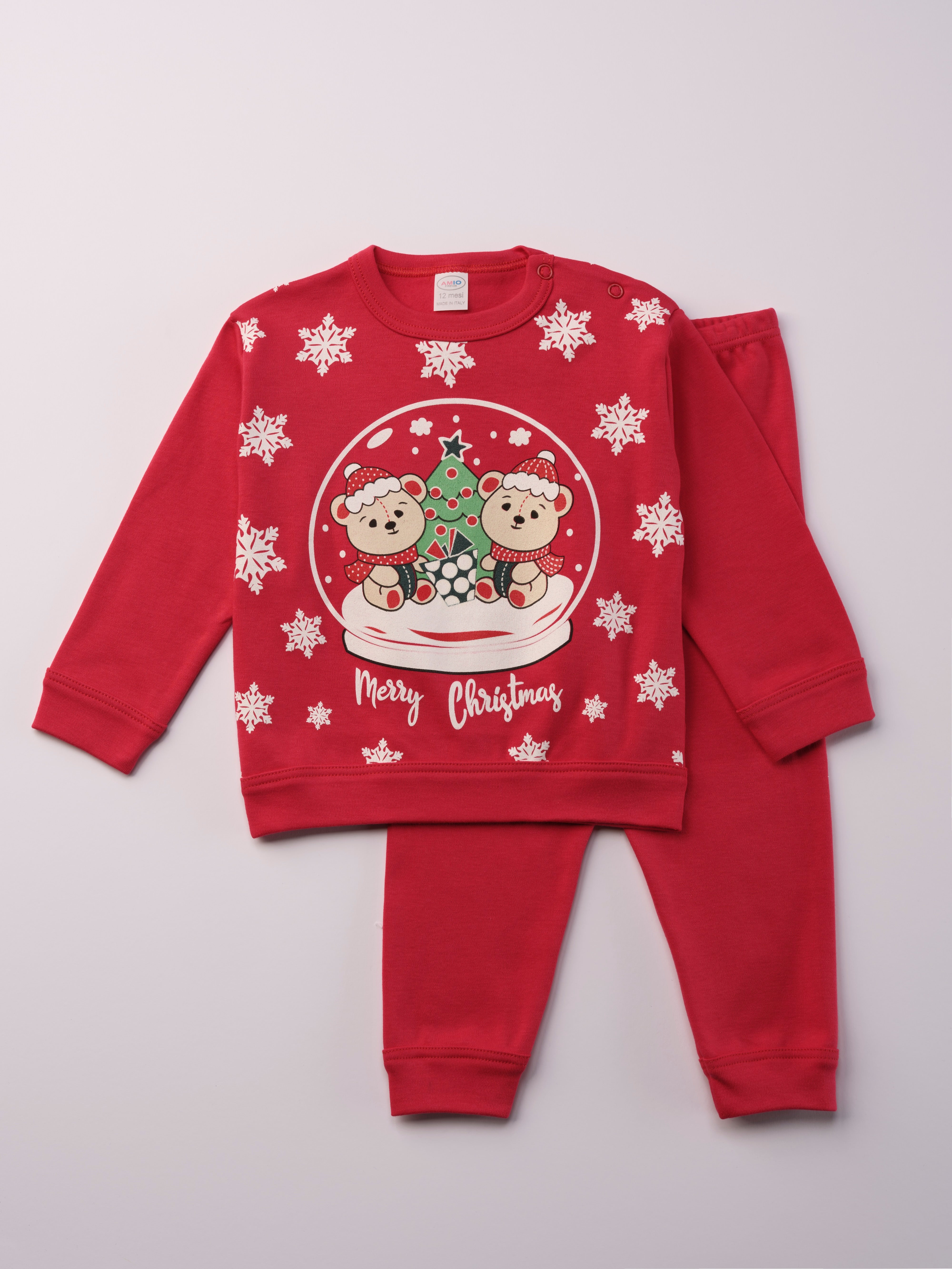 Für ruhige Nächte und gemütliche Morgenstunden. Dieser rote Pyjama für Babys & Kinder von 12 Monaten bis 3 Jahren besteht aus hochwertiger organischer Baumwolle und ist innen sanft angeraut. Das weiche Innenflanell sorgt für ein besonders angenehmes Tragegefühl und hält warm, ohne zu überhitzen. Gefertigt in Italien aus Stoffen italienischer Produktion – mit einem klaren Anspruch an Qualität, Langlebigkeit und kindgerechtem Komfort. Das verspielte Design bereichert die Vorweihnachtszeit. 