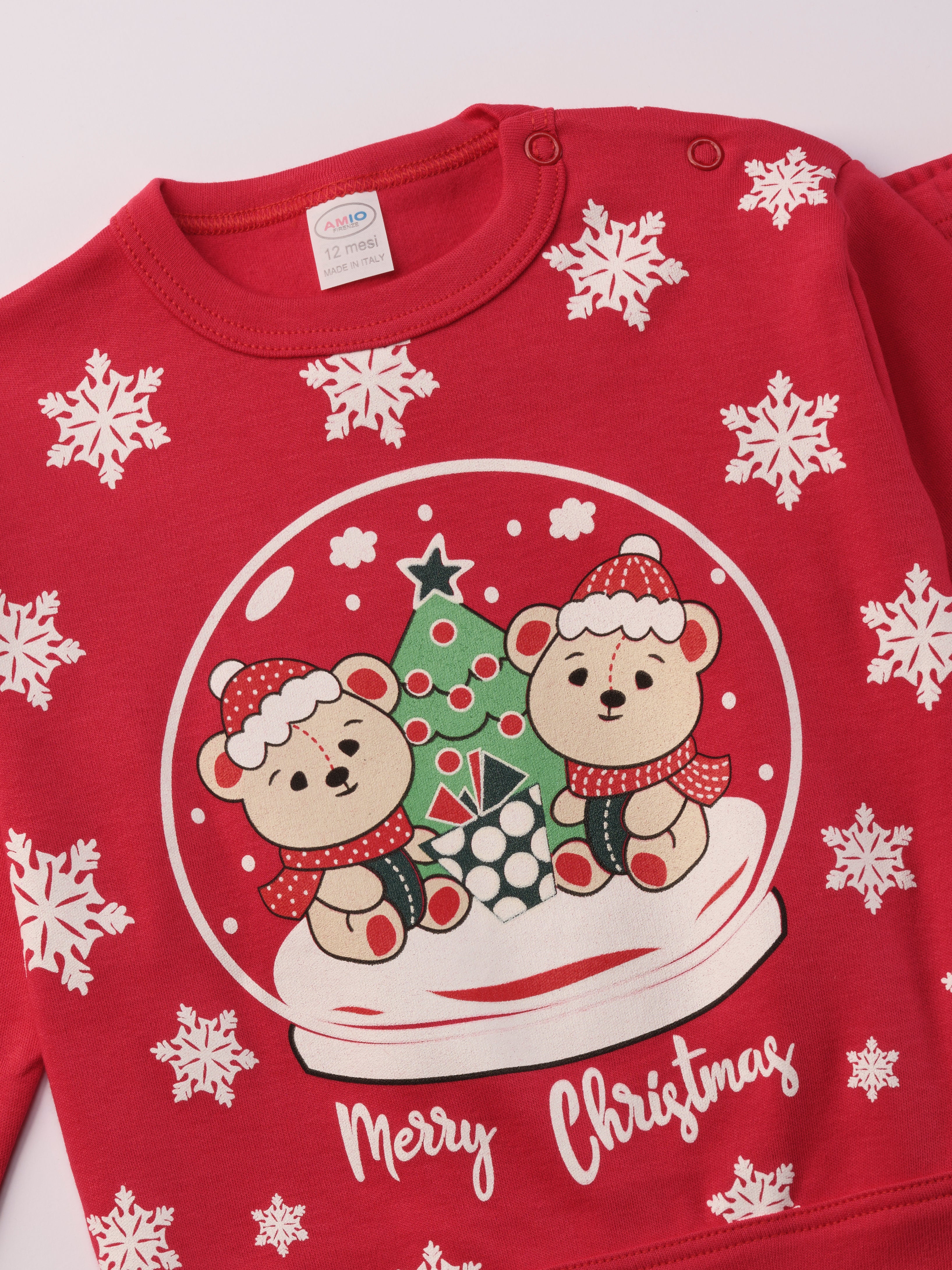 Für ruhige Nächte und gemütliche Morgenstunden. Dieser rote Pyjama für Babys & Kinder von 12 Monaten bis 3 Jahren besteht aus hochwertiger organischer Baumwolle und ist innen sanft angeraut. Das weiche Innenflanell sorgt für ein besonders angenehmes Tragegefühl und hält warm, ohne zu überhitzen. Gefertigt in Italien aus Stoffen italienischer Produktion – mit einem klaren Anspruch an Qualität, Langlebigkeit und kindgerechtem Komfort. Das verspielte Design bereichert die Vorweihnachtszeit. 