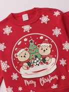 Für ruhige Nächte und gemütliche Morgenstunden. Dieser rote Pyjama für Babys & Kinder von 12 Monaten bis 3 Jahren besteht aus hochwertiger organischer Baumwolle und ist innen sanft angeraut. Das weiche Innenflanell sorgt für ein besonders angenehmes Tragegefühl und hält warm, ohne zu überhitzen. Gefertigt in Italien aus Stoffen italienischer Produktion – mit einem klaren Anspruch an Qualität, Langlebigkeit und kindgerechtem Komfort. Das verspielte Design bereichert die Vorweihnachtszeit. 