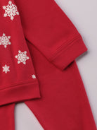 Für ruhige Nächte und gemütliche Morgenstunden. Dieser rote Pyjama für Babys & Kinder von 12 Monaten bis 3 Jahren besteht aus hochwertiger organischer Baumwolle und ist innen sanft angeraut. Das weiche Innenflanell sorgt für ein besonders angenehmes Tragegefühl und hält warm, ohne zu überhitzen. Gefertigt in Italien aus Stoffen italienischer Produktion – mit einem klaren Anspruch an Qualität, Langlebigkeit und kindgerechtem Komfort. Das verspielte Design bereichert die Vorweihnachtszeit. 