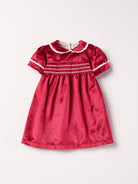 Dieses schimmernde Samtkleid in sattem Himbeerrot ist ein eleganter Blickfang für Weihnachten und festliche Anlässe. Der luxuriöse Samtstoff liegt angenehm weich auf der Haut und sorgt für ein geschmeidiges Tragegefühl. Das klassische Design verleiht jedem Auftritt eine festliche Note und bringt stilvollen Glanz in die Weihnachtszeit.

Höchste Qualität, bestes Preis-Leistungs-Verhältnis MADE IN ITALY.