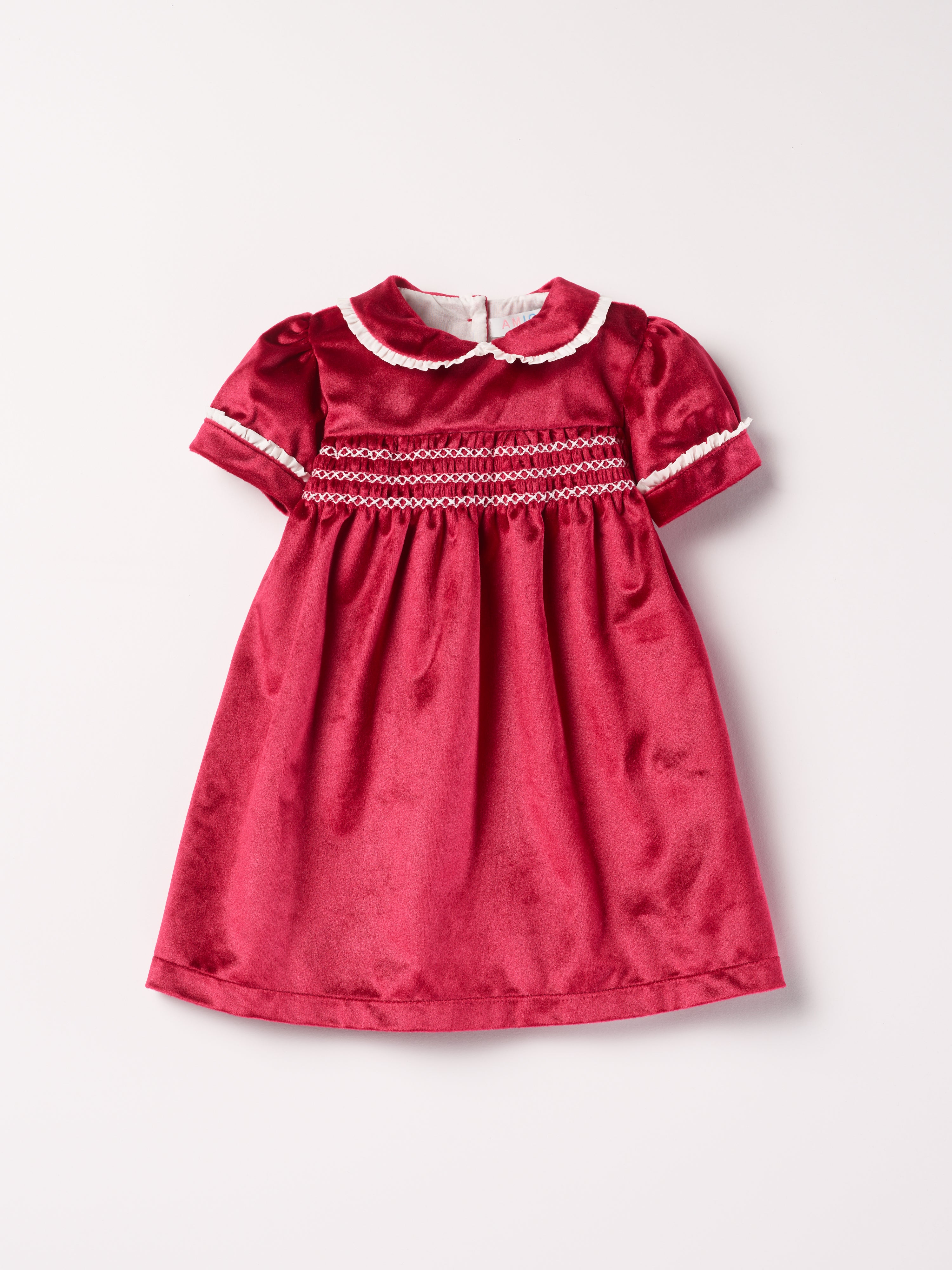 Dieses schimmernde Samtkleid in sattem Himbeerrot ist ein eleganter Blickfang für Weihnachten und festliche Anlässe. Der luxuriöse Samtstoff liegt angenehm weich auf der Haut und sorgt für ein geschmeidiges Tragegefühl. Das klassische Design verleiht jedem Auftritt eine festliche Note und bringt stilvollen Glanz in die Weihnachtszeit.

Höchste Qualität, bestes Preis-Leistungs-Verhältnis MADE IN ITALY.