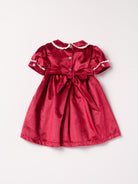 Dieses schimmernde Samtkleid in sattem Himbeerrot ist ein eleganter Blickfang für Weihnachten und festliche Anlässe. Der luxuriöse Samtstoff liegt angenehm weich auf der Haut und sorgt für ein geschmeidiges Tragegefühl. Das klassische Design verleiht jedem Auftritt eine festliche Note und bringt stilvollen Glanz in die Weihnachtszeit.

Höchste Qualität, bestes Preis-Leistungs-Verhältnis MADE IN ITALY.