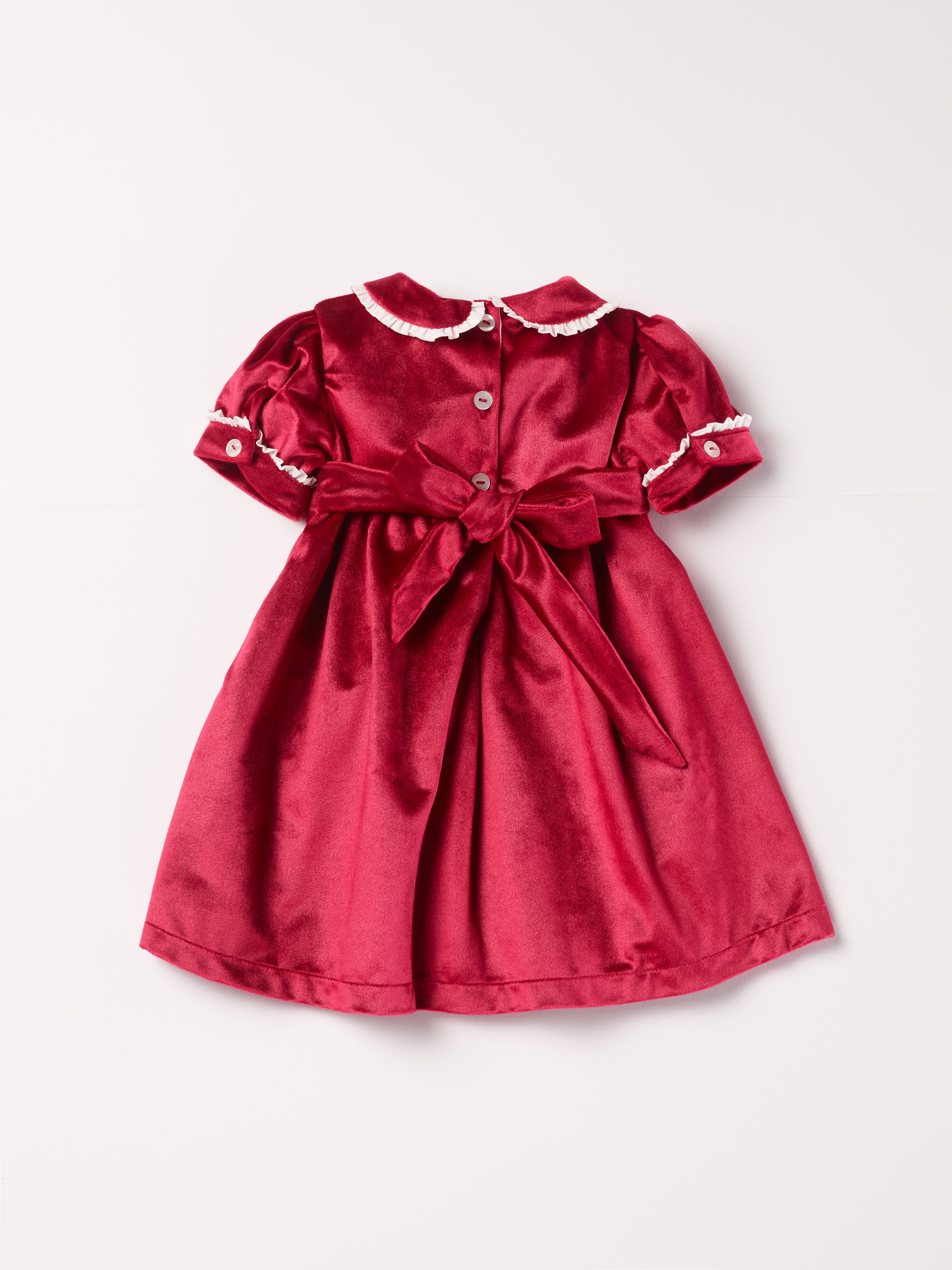 Dieses schimmernde Samtkleid in sattem Himbeerrot ist ein eleganter Blickfang für Weihnachten und festliche Anlässe. Der luxuriöse Samtstoff liegt angenehm weich auf der Haut und sorgt für ein geschmeidiges Tragegefühl. Das klassische Design verleiht jedem Auftritt eine festliche Note und bringt stilvollen Glanz in die Weihnachtszeit.

Höchste Qualität, bestes Preis-Leistungs-Verhältnis MADE IN ITALY.