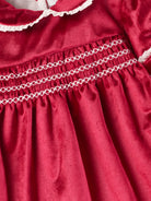 Dieses schimmernde Samtkleid in sattem Himbeerrot ist ein eleganter Blickfang für Weihnachten und festliche Anlässe. Der luxuriöse Samtstoff liegt angenehm weich auf der Haut und sorgt für ein geschmeidiges Tragegefühl. Das klassische Design verleiht jedem Auftritt eine festliche Note und bringt stilvollen Glanz in die Weihnachtszeit.

Höchste Qualität, bestes Preis-Leistungs-Verhältnis MADE IN ITALY.