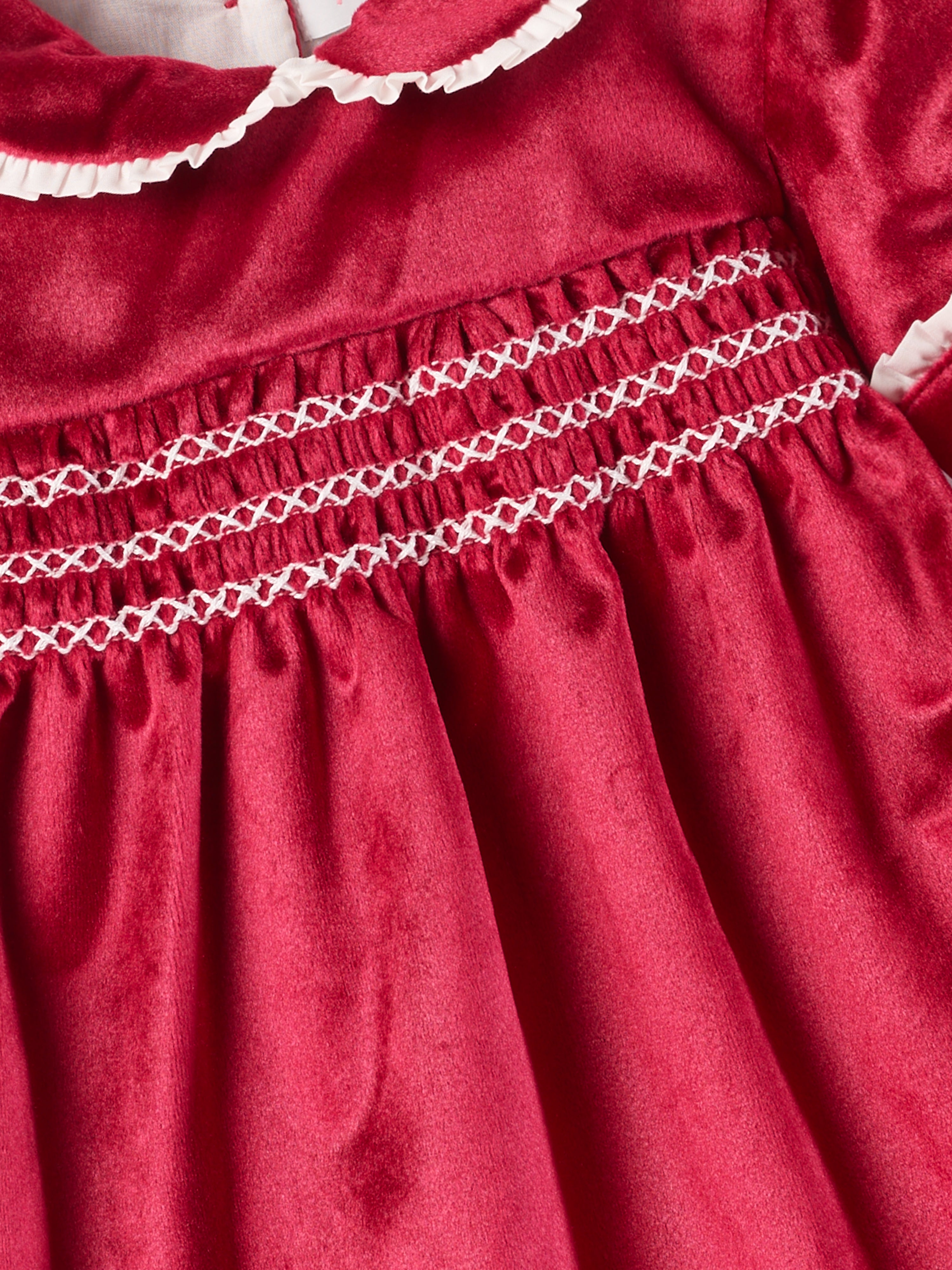 Dieses schimmernde Samtkleid in sattem Himbeerrot ist ein eleganter Blickfang für Weihnachten und festliche Anlässe. Der luxuriöse Samtstoff liegt angenehm weich auf der Haut und sorgt für ein geschmeidiges Tragegefühl. Das klassische Design verleiht jedem Auftritt eine festliche Note und bringt stilvollen Glanz in die Weihnachtszeit.

Höchste Qualität, bestes Preis-Leistungs-Verhältnis MADE IN ITALY.