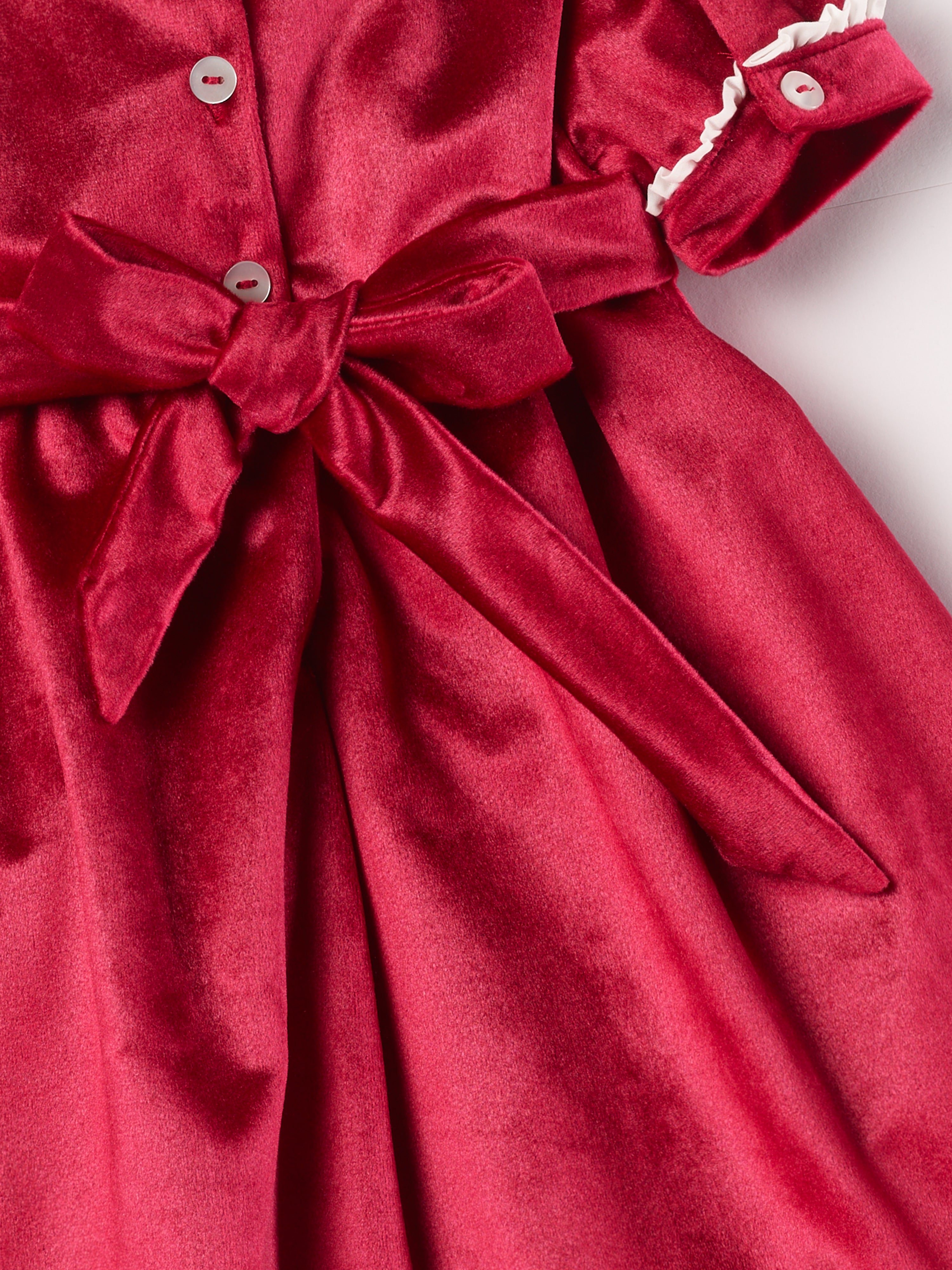 Dieses schimmernde Samtkleid in sattem Himbeerrot ist ein eleganter Blickfang für Weihnachten und festliche Anlässe. Der luxuriöse Samtstoff liegt angenehm weich auf der Haut und sorgt für ein geschmeidiges Tragegefühl. Das klassische Design verleiht jedem Auftritt eine festliche Note und bringt stilvollen Glanz in die Weihnachtszeit.

Höchste Qualität, bestes Preis-Leistungs-Verhältnis MADE IN ITALY.
