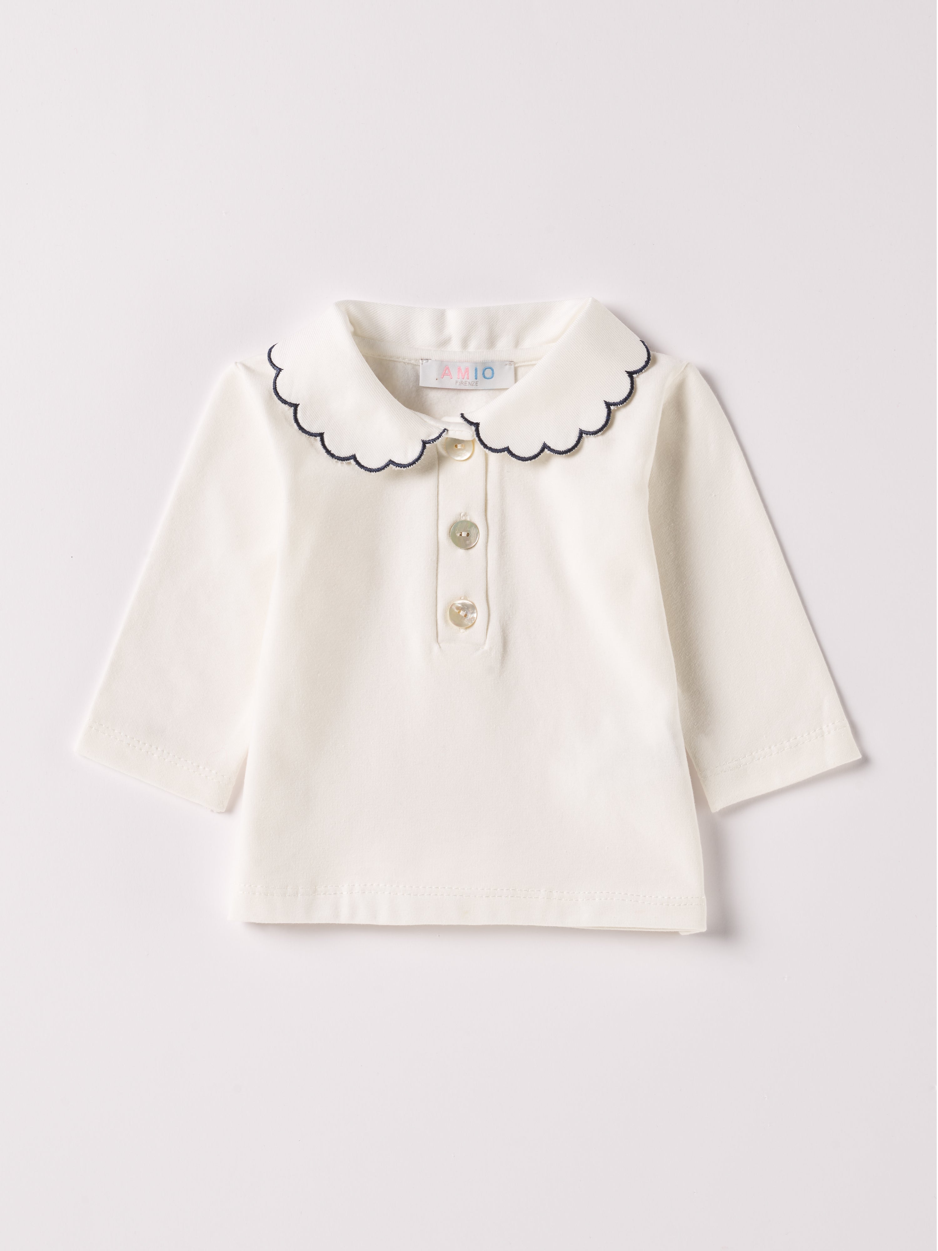 Die Interlock-Bluse für Baby Mädchen von AMIO Firenze ist aus weicher Baumwolle gefertigt und bietet durch das Innenflanell ein äußerst angenehmes Tragegefühl. Der mit einer dunkelblauen Naht bestickte Kragen und die echten Perlmuttknöpfe verleihen der Bluse einen besonders stilvollen Touch.

Höchste Qualität, bestes Preis-Leistungs-Verhältnis MADE IN ITALY.