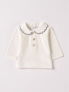 Die Interlock-Bluse für Baby Mädchen von AMIO Firenze ist aus weicher Baumwolle gefertigt und bietet durch das Innenflanell ein äußerst angenehmes Tragegefühl. Der mit einer dunkelblauen Naht bestickte Kragen und die echten Perlmuttknöpfe verleihen der Bluse einen besonders stilvollen Touch.

Höchste Qualität, bestes Preis-Leistungs-Verhältnis MADE IN ITALY.