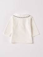 Die Interlock-Bluse für Baby Mädchen von AMIO Firenze ist aus weicher Baumwolle gefertigt und bietet durch das Innenflanell ein äußerst angenehmes Tragegefühl. Der mit einer dunkelblauen Naht bestickte Kragen und die echten Perlmuttknöpfe verleihen der Bluse einen besonders stilvollen Touch.

Höchste Qualität, bestes Preis-Leistungs-Verhältnis MADE IN ITALY.