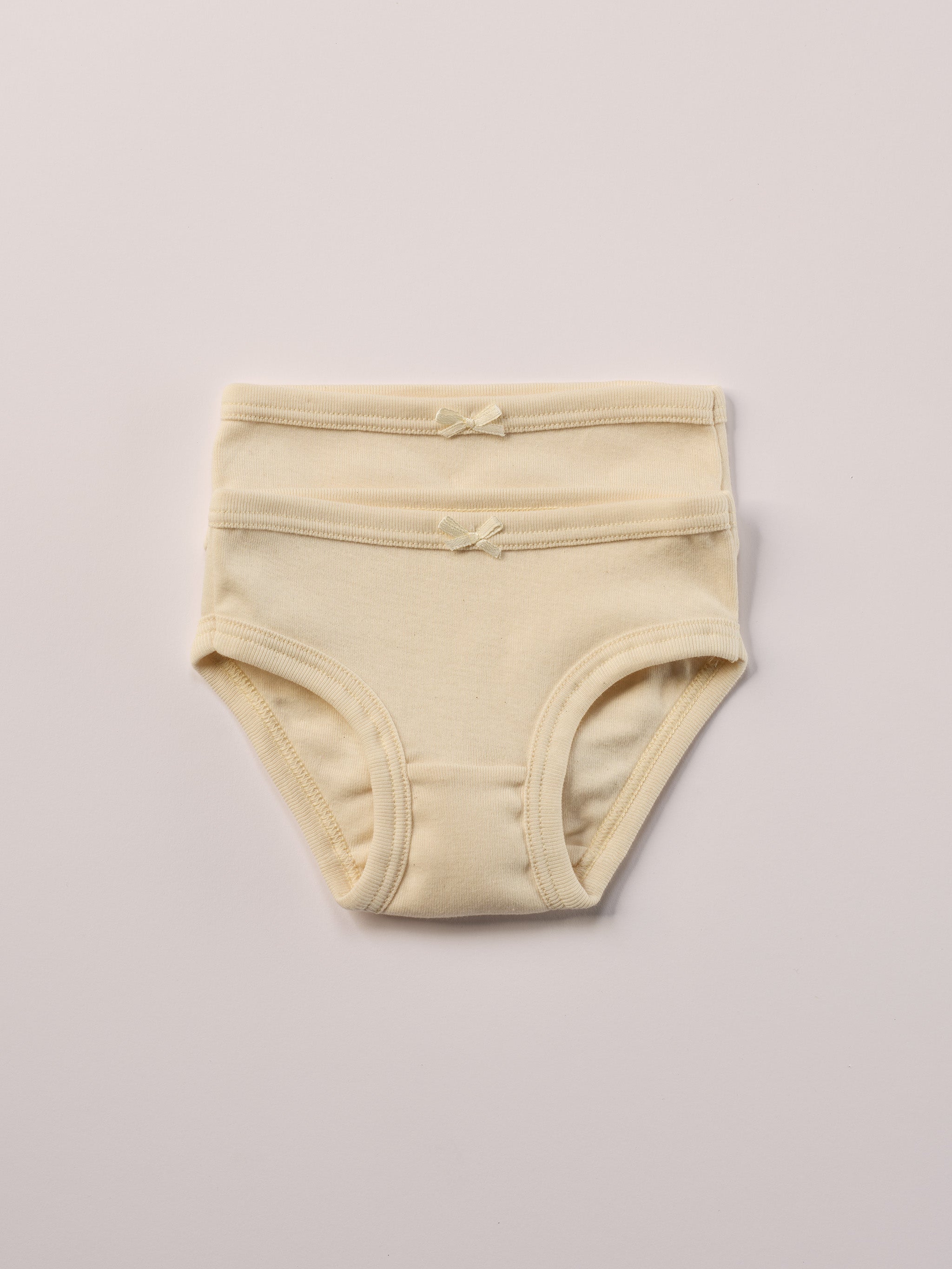 Die Mädchen Slips bestehen aus 100% naturbelassener, organischer Baumwolle – ohne Färbung, ohne Bleiche. Gerade bei Unterwäsche ist die Materialwahl entscheidend: Durch den permanenten Hautkontakt und Reibung kann empfindliche Kinderhaut schnell gereizt reagieren. Die unbehandelte Baumwolle fühlt sich weich an, ist atmungsaktiv und wurde bewusst für maximalen Hautkomfort gewählt.