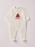 Der weiche und wärmespendende Weihnachtsstrampler von AMIO Firenze mit Kragen und Tannenbaumapplikation ist der perfekte Begleiter für den Alltag in der kalten Jahreszeit. Maximaler Tragekomfort, gepaart mit einer herausragenden Passform aus Samt (Ciniglia). Das Modell hat einen praktischen Schnitt, um etwa die Windel schnell und unkompliziert wechseln zu können. Die bestickte Widmung "Mein erstes Weihnachten" verleiht dem Strampler eine besonders festliche Note. 