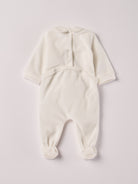 Der weiche und wärmespendende Weihnachtsstrampler von AMIO Firenze mit Kragen und Tannenbaumapplikation ist der perfekte Begleiter für den Alltag in der kalten Jahreszeit. Maximaler Tragekomfort, gepaart mit einer herausragenden Passform aus Samt (Ciniglia). Das Modell hat einen praktischen Schnitt, um etwa die Windel schnell und unkompliziert wechseln zu können. Die bestickte Widmung "Mein erstes Weihnachten" verleiht dem Strampler eine besonders festliche Note. 