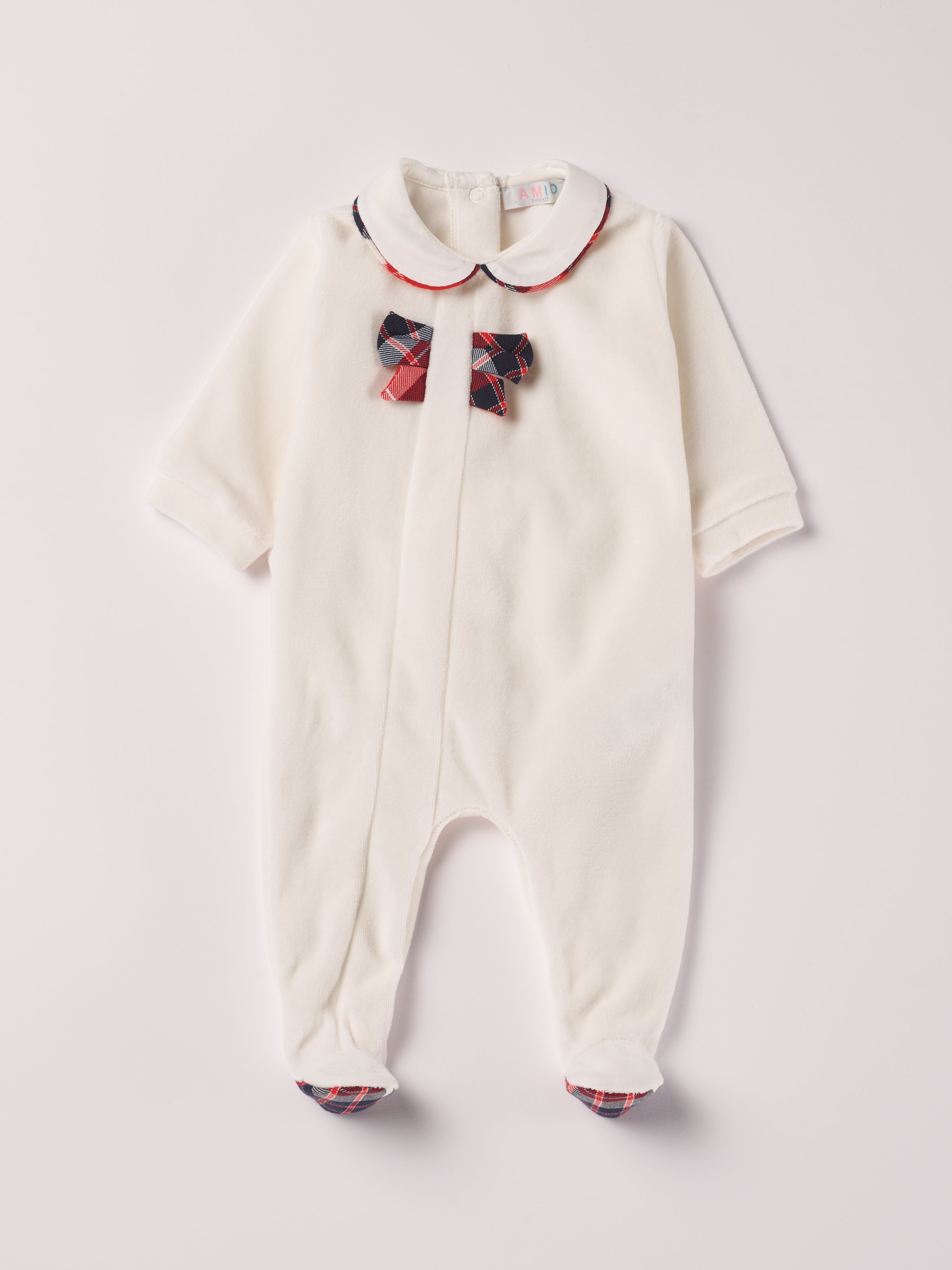 Der weiche und wärmespendende Weihnachtsstrampler von AMIO Firenze mit Kragen und Tartan-Schleife ist der perfekte Begleiter für den Alltag in der kalten Jahreszeit. Maximaler Tragekomfort, gepaart mit einer herausragenden Passform aus Samt (Ciniglia). Das Modell hat einen praktischen Schnitt, um etwa die Windel schnell und unkompliziert wechseln zu können. Ein AMIO Firenze Must-Have für jede Grundausstattung.

Höchste Qualität, bestes Preis-Leistungs-Verhältnis MADE IN ITALY.