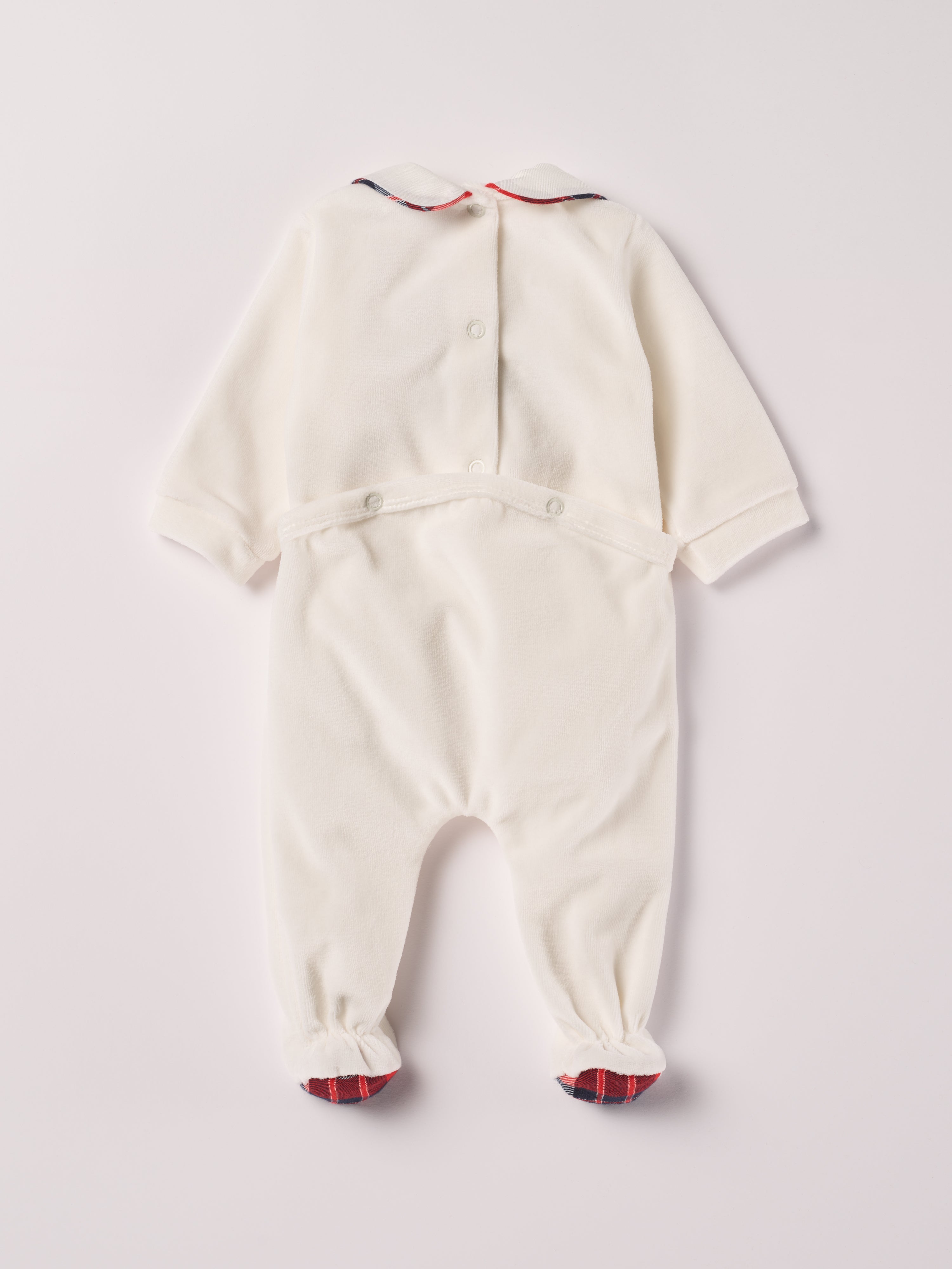 Der weiche und wärmespendende Weihnachtsstrampler von AMIO Firenze mit Kragen und Tartan-Schleife ist der perfekte Begleiter für den Alltag in der kalten Jahreszeit. Maximaler Tragekomfort, gepaart mit einer herausragenden Passform aus Samt (Ciniglia). Das Modell hat einen praktischen Schnitt, um etwa die Windel schnell und unkompliziert wechseln zu können. Ein AMIO Firenze Must-Have für jede Grundausstattung.

Höchste Qualität, bestes Preis-Leistungs-Verhältnis MADE IN ITALY.