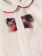 Der weiche und wärmespendende Weihnachtsstrampler von AMIO Firenze mit Kragen und Tartan-Schleife ist der perfekte Begleiter für den Alltag in der kalten Jahreszeit. Maximaler Tragekomfort, gepaart mit einer herausragenden Passform aus Samt (Ciniglia). Das Modell hat einen praktischen Schnitt, um etwa die Windel schnell und unkompliziert wechseln zu können. Ein AMIO Firenze Must-Have für jede Grundausstattung.

Höchste Qualität, bestes Preis-Leistungs-Verhältnis MADE IN ITALY.