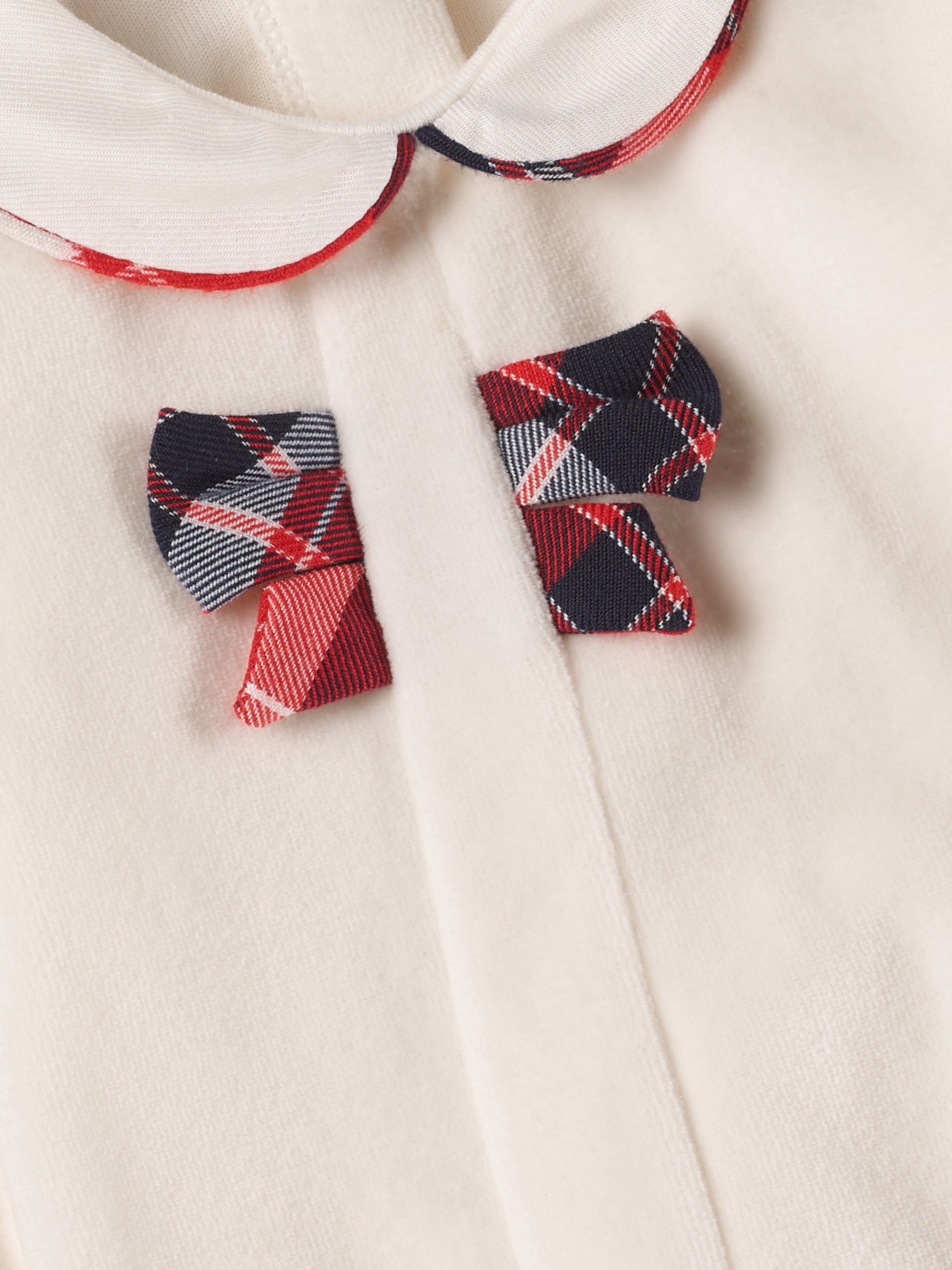 Der weiche und wärmespendende Weihnachtsstrampler von AMIO Firenze mit Kragen und Tartan-Schleife ist der perfekte Begleiter für den Alltag in der kalten Jahreszeit. Maximaler Tragekomfort, gepaart mit einer herausragenden Passform aus Samt (Ciniglia). Das Modell hat einen praktischen Schnitt, um etwa die Windel schnell und unkompliziert wechseln zu können. Ein AMIO Firenze Must-Have für jede Grundausstattung.

Höchste Qualität, bestes Preis-Leistungs-Verhältnis MADE IN ITALY.