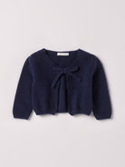 Der Strick-Bolero von AMIO Firenze ist dank seiner weichen, leichten und wärmenden Eigenschaften der perfekte Begleiter für kühlere Tage. Sein klassisches Design macht es zu einem eleganten Kleidungsstück, das man immer wieder zu festlichen oder alltäglichen Outfits kombiniert.

Höchste Qualität, bestes Preis-Leistungs-Verhältnis MADE IN ITALY.