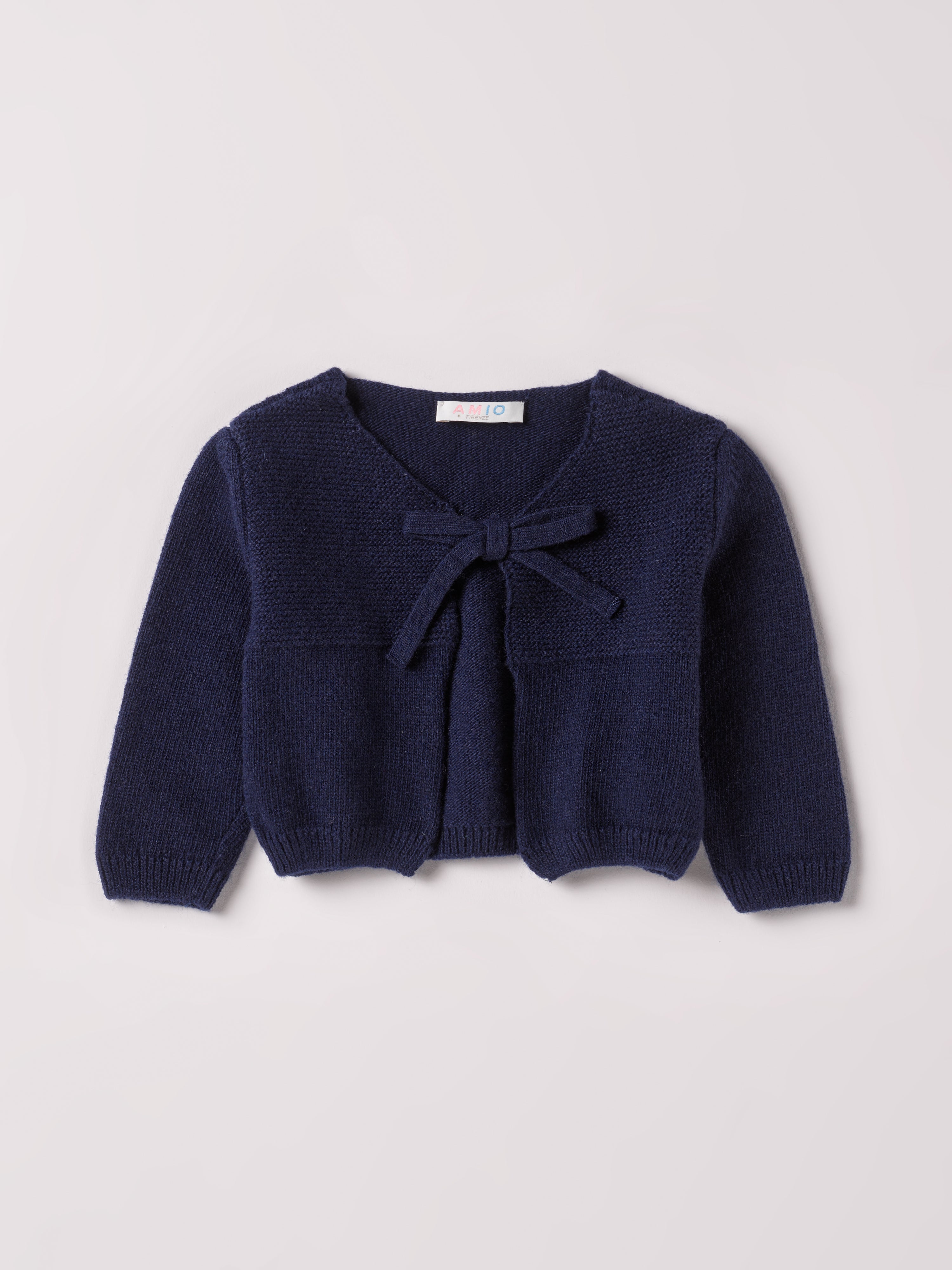 Der Strick-Bolero von AMIO Firenze ist dank seiner weichen, leichten und wärmenden Eigenschaften der perfekte Begleiter für kühlere Tage. Sein klassisches Design macht es zu einem eleganten Kleidungsstück, das man immer wieder zu festlichen oder alltäglichen Outfits kombiniert.

Höchste Qualität, bestes Preis-Leistungs-Verhältnis MADE IN ITALY.