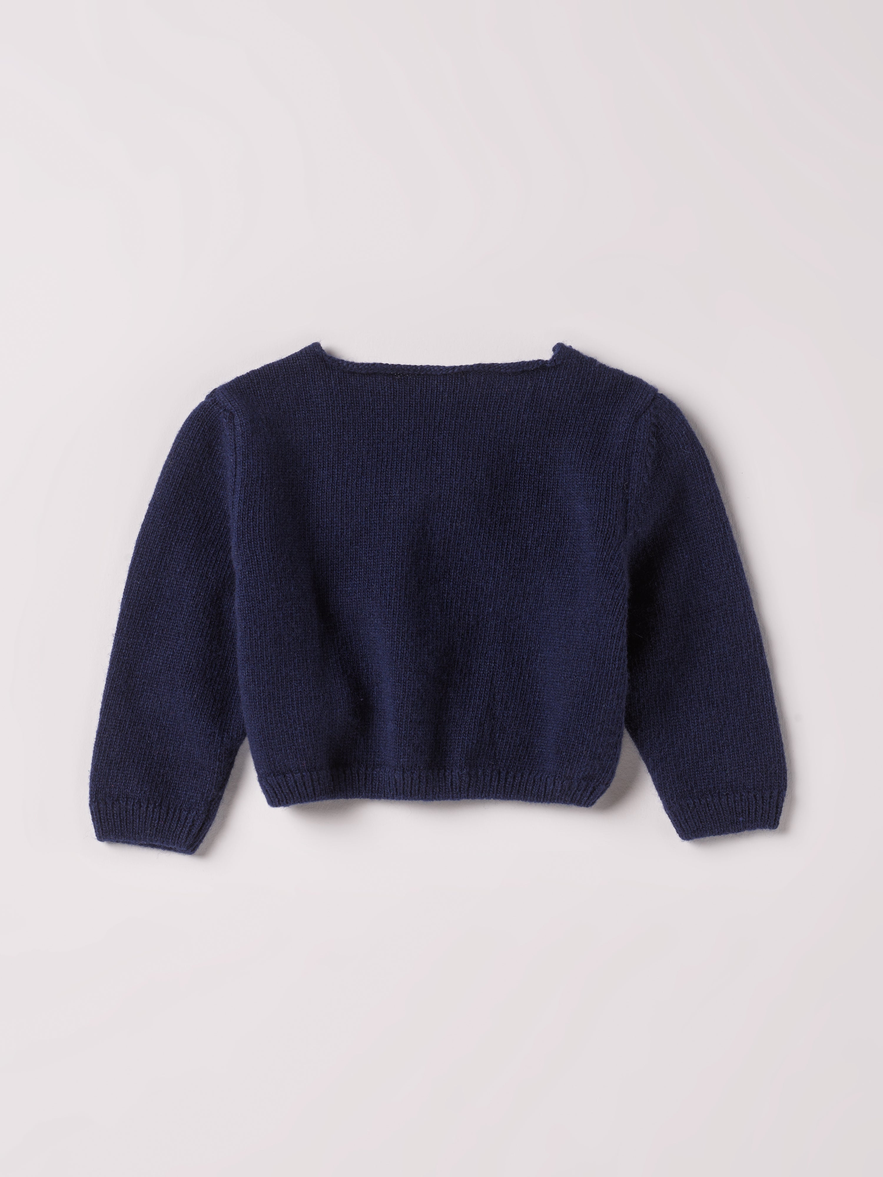 Der Strick-Bolero von AMIO Firenze ist dank seiner weichen, leichten und wärmenden Eigenschaften der perfekte Begleiter für kühlere Tage. Sein klassisches Design macht es zu einem eleganten Kleidungsstück, das man immer wieder zu festlichen oder alltäglichen Outfits kombiniert.

Höchste Qualität, bestes Preis-Leistungs-Verhältnis MADE IN ITALY.