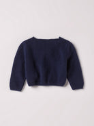 Der Strick-Bolero von AMIO Firenze ist dank seiner weichen, leichten und wärmenden Eigenschaften der perfekte Begleiter für kühlere Tage. Sein klassisches Design macht es zu einem eleganten Kleidungsstück, das man immer wieder zu festlichen oder alltäglichen Outfits kombiniert.

Höchste Qualität, bestes Preis-Leistungs-Verhältnis MADE IN ITALY.