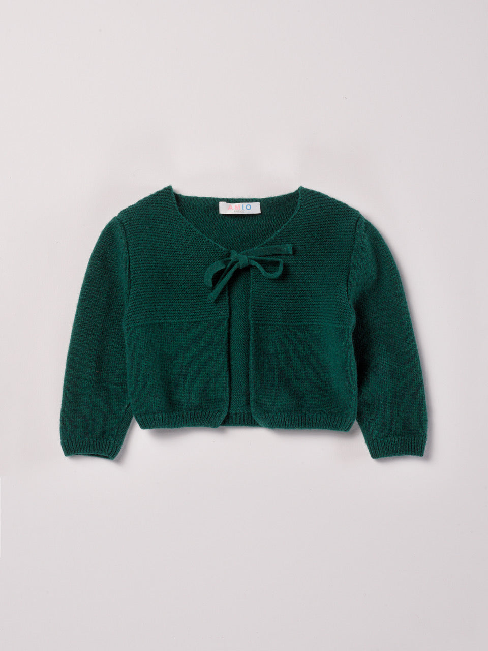 Der Strick-Bolero von AMIO Firenze ist dank seiner weichen, leichten und wärmenden Eigenschaften der perfekte Begleiter für kühlere Tage. Sein klassisches Design macht es zu einem eleganten Kleidungsstück, das man immer wieder zu festlichen oder alltäglichen Outfits kombiniert.

Höchste Qualität, bestes Preis-Leistungs-Verhältnis MADE IN ITALY.