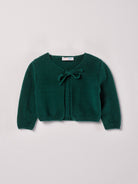 Der Strick-Bolero von AMIO Firenze ist dank seiner weichen, leichten und wärmenden Eigenschaften der perfekte Begleiter für kühlere Tage. Sein klassisches Design macht es zu einem eleganten Kleidungsstück, das man immer wieder zu festlichen oder alltäglichen Outfits kombiniert.

Höchste Qualität, bestes Preis-Leistungs-Verhältnis MADE IN ITALY.