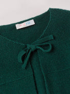 Der Strick-Bolero von AMIO Firenze ist dank seiner weichen, leichten und wärmenden Eigenschaften der perfekte Begleiter für kühlere Tage. Sein klassisches Design macht es zu einem eleganten Kleidungsstück, das man immer wieder zu festlichen oder alltäglichen Outfits kombiniert.

Höchste Qualität, bestes Preis-Leistungs-Verhältnis MADE IN ITALY.