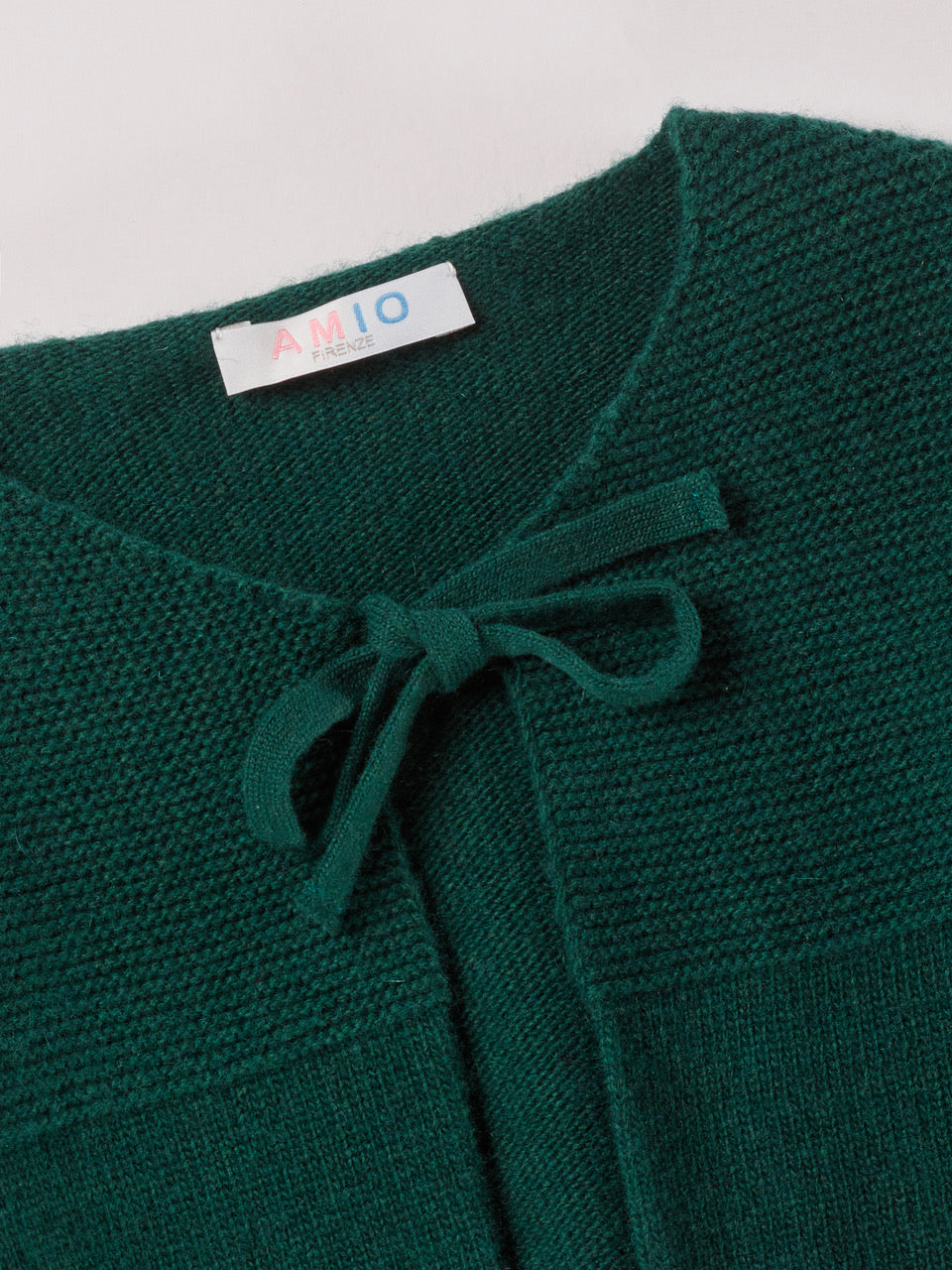 Der Strick-Bolero von AMIO Firenze ist dank seiner weichen, leichten und wärmenden Eigenschaften der perfekte Begleiter für kühlere Tage. Sein klassisches Design macht es zu einem eleganten Kleidungsstück, das man immer wieder zu festlichen oder alltäglichen Outfits kombiniert.

Höchste Qualität, bestes Preis-Leistungs-Verhältnis MADE IN ITALY.