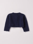 Der Strick-Bolero von AMIO Firenze ist dank seiner weichen, leichten und wärmenden Eigenschaften der perfekte Begleiter für kühlere Tage. Sein klassisches Design mit den echten Perlmuttknöpfen macht es zu einem eleganten Kleidungsstück, das man immer wieder zu festlichen oder alltäglichen Outfits kombiniert.

Höchste Qualität, bestes Preis-Leistungs-Verhältnis MADE IN ITALY