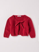 Perfekter Begleiter an kalten Tagen! Der Strick-Bolero in "Rosso Falun" für Baby Mädchen von AMIO Firenze ist dank seiner weichen, leichten und wärmenden Eigenschaften der perfekte Begleiter für kühlere Tage. Merino und Kaschmir. Sein einzigartiges Design macht es zu einem eleganten Kleidungsstück, das man immer wieder gerne trägt. MADE IN ITALY