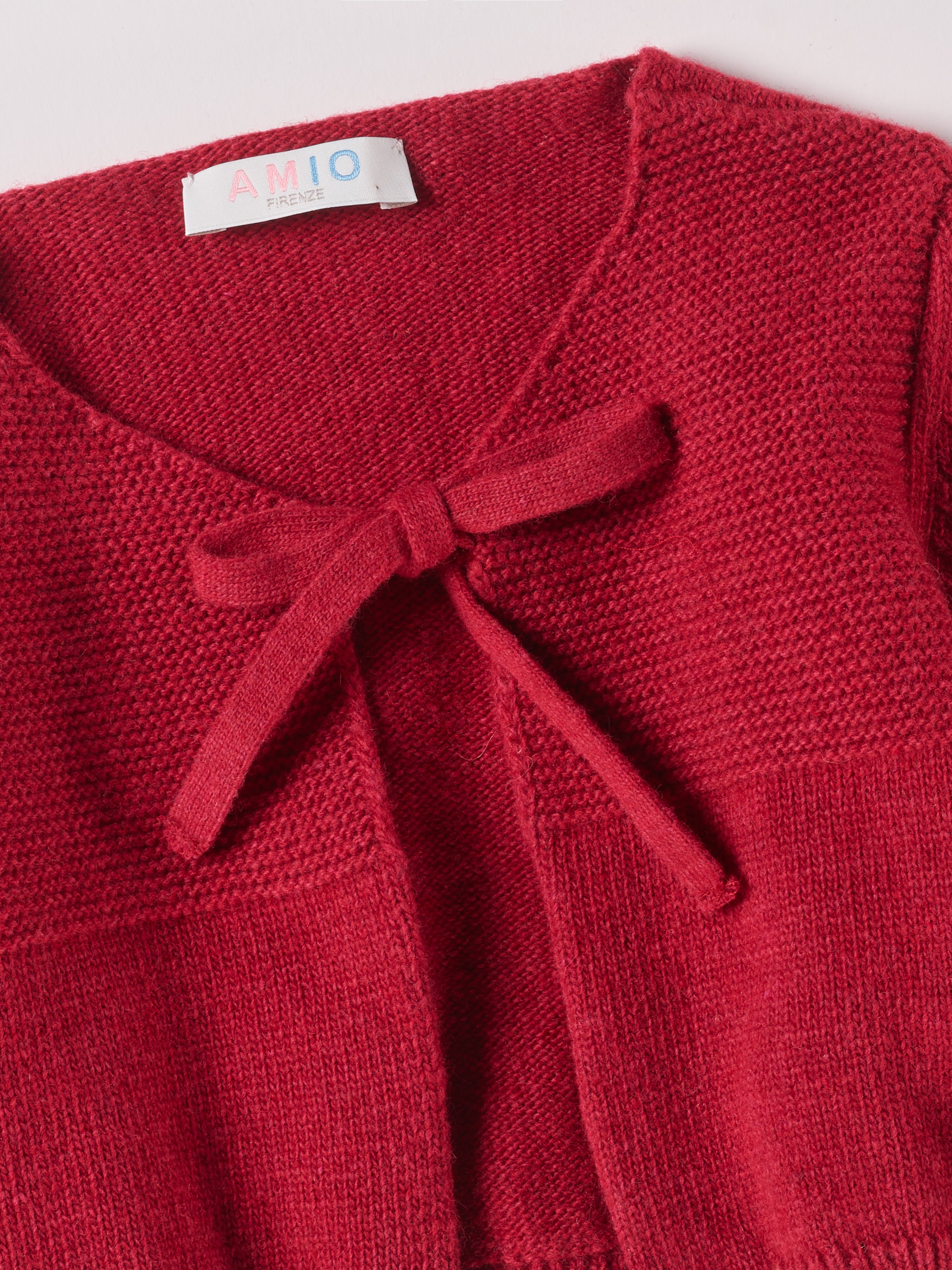 Perfekter Begleiter an kalten Tagen! Der Strick-Bolero in "Rosso Falun" für Baby Mädchen von AMIO Firenze ist dank seiner weichen, leichten und wärmenden Eigenschaften der perfekte Begleiter für kühlere Tage. Merino und Kaschmir. Sein einzigartiges Design macht es zu einem eleganten Kleidungsstück, das man immer wieder gerne trägt. MADE IN ITALY