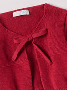 Perfekter Begleiter an kalten Tagen! Der Strick-Bolero in "Rosso Falun" für Baby Mädchen von AMIO Firenze ist dank seiner weichen, leichten und wärmenden Eigenschaften der perfekte Begleiter für kühlere Tage. Merino und Kaschmir. Sein einzigartiges Design macht es zu einem eleganten Kleidungsstück, das man immer wieder gerne trägt. MADE IN ITALY