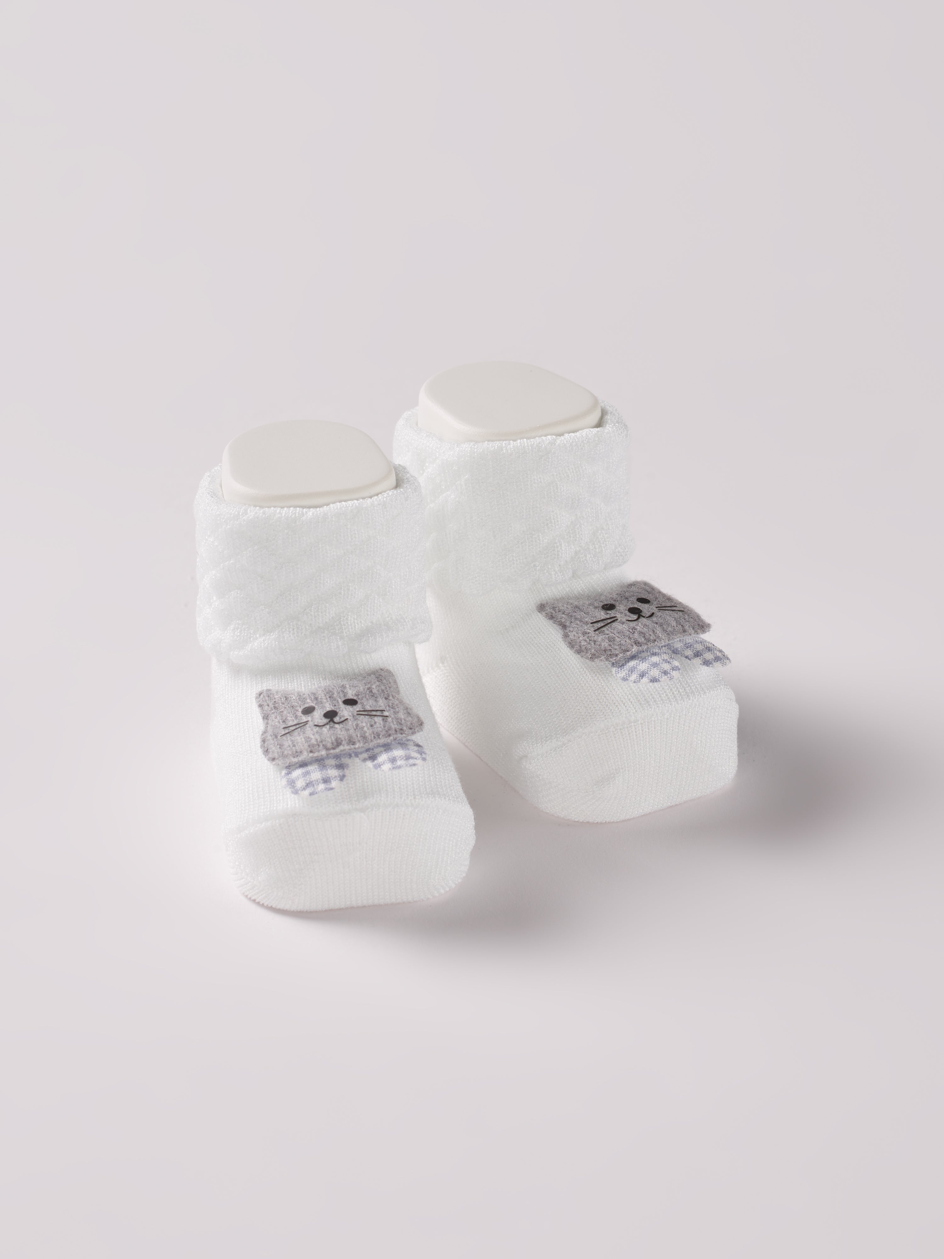 Die Baby Booties verfügen über eine niedliche Kätzchen-Applikation und eignen sich perfekt als Geschenk für Babypartys oder als süße Schwangerschaftsankündigung für Freunde und Verwandte. Die feine Schnürung bietet besonderen Halt am Fuß. Unsere Scarpine werden in einer ansprechenden Geschenkbox präsentiert.


Höchste Qualität, bestes Preis-Leistungs-Verhältnis MADE IN ITALY.