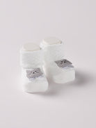 Die Baby Booties verfügen über eine niedliche Kätzchen-Applikation und eignen sich perfekt als Geschenk für Babypartys oder als süße Schwangerschaftsankündigung für Freunde und Verwandte. Die feine Schnürung bietet besonderen Halt am Fuß. Unsere Scarpine werden in einer ansprechenden Geschenkbox präsentiert.


Höchste Qualität, bestes Preis-Leistungs-Verhältnis MADE IN ITALY.