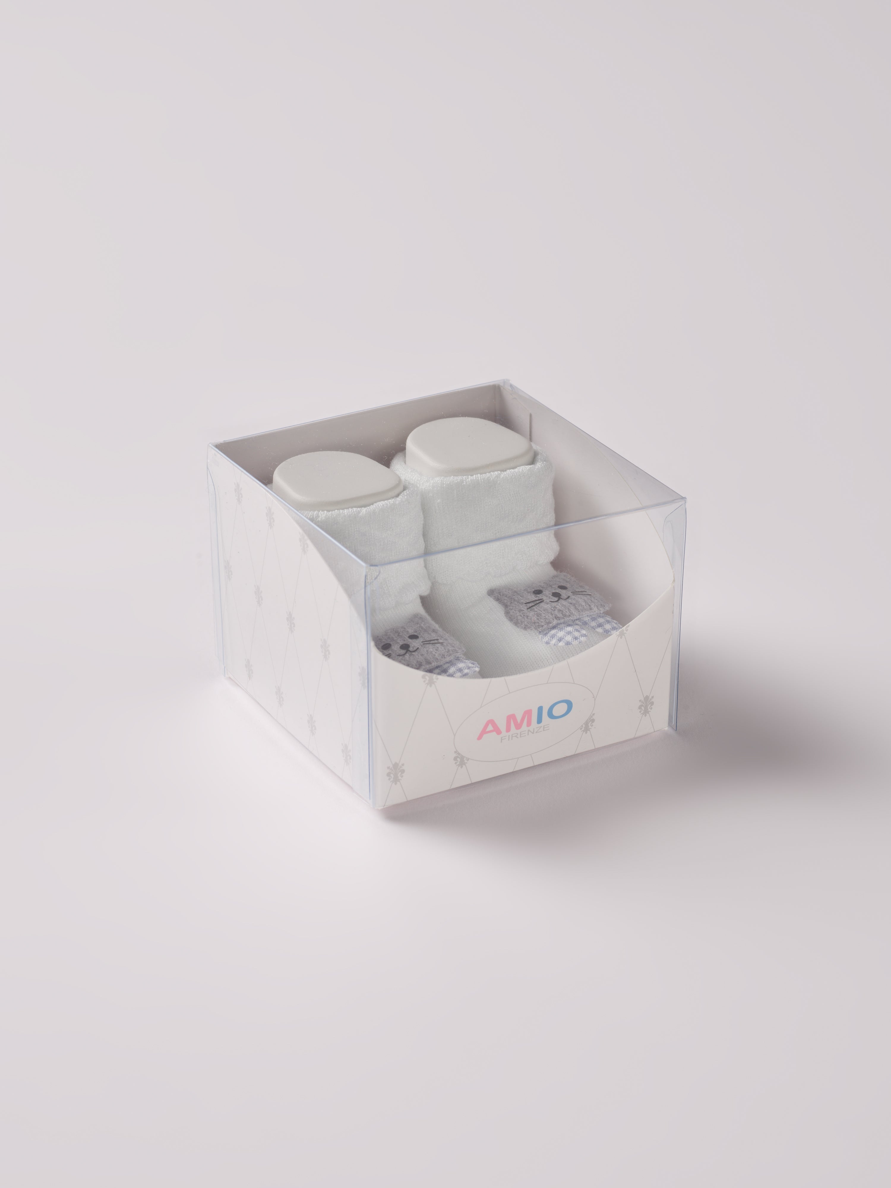 Die Baby Booties verfügen über eine niedliche Kätzchen-Applikation und eignen sich perfekt als Geschenk für Babypartys oder als süße Schwangerschaftsankündigung für Freunde und Verwandte. Die feine Schnürung bietet besonderen Halt am Fuß. Unsere Scarpine werden in einer ansprechenden Geschenkbox präsentiert.


Höchste Qualität, bestes Preis-Leistungs-Verhältnis MADE IN ITALY.