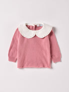 Der weiche und wärmespendende Strickpullover von AMIO Firenze ist der perfekte Begleiter für die kalte Jahreszeit. Vielseitig kombinierbar und aufgrund der Materialzusammensetzung strapazierfähig für den Alltag. Der markante Peter-Pan-Kragen mit Rüschenverzierung und die echten Perlmuttknöpfe auf der Rückseite verleihen dem Pullover eine besonders elegante Note. Maximaler Tragekomfort, gepaart mit einer herausragenden Passform.

Höchste Qualität, bestes Preis-Leistungs-Verhältnis MADE IN ITALY.