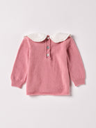 Der weiche und wärmespendende Strickpullover von AMIO Firenze ist der perfekte Begleiter für die kalte Jahreszeit. Vielseitig kombinierbar und aufgrund der Materialzusammensetzung strapazierfähig für den Alltag. Der markante Peter-Pan-Kragen mit Rüschenverzierung und die echten Perlmuttknöpfe auf der Rückseite verleihen dem Pullover eine besonders elegante Note. Maximaler Tragekomfort, gepaart mit einer herausragenden Passform.

Höchste Qualität, bestes Preis-Leistungs-Verhältnis MADE IN ITALY.