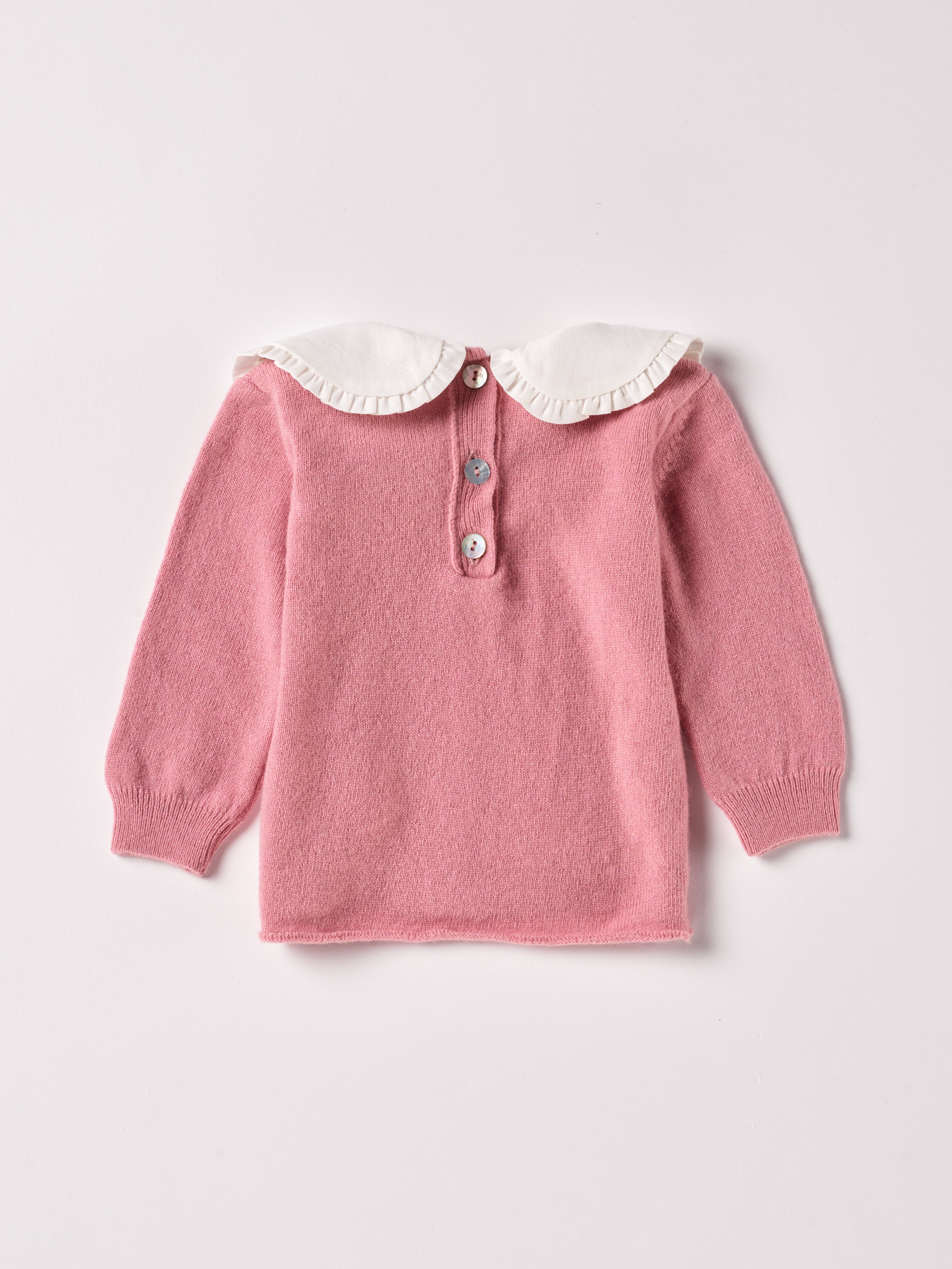 Der weiche und wärmespendende Strickpullover von AMIO Firenze ist der perfekte Begleiter für die kalte Jahreszeit. Vielseitig kombinierbar und aufgrund der Materialzusammensetzung strapazierfähig für den Alltag. Der markante Peter-Pan-Kragen mit Rüschenverzierung und die echten Perlmuttknöpfe auf der Rückseite verleihen dem Pullover eine besonders elegante Note. Maximaler Tragekomfort, gepaart mit einer herausragenden Passform.

Höchste Qualität, bestes Preis-Leistungs-Verhältnis MADE IN ITALY.